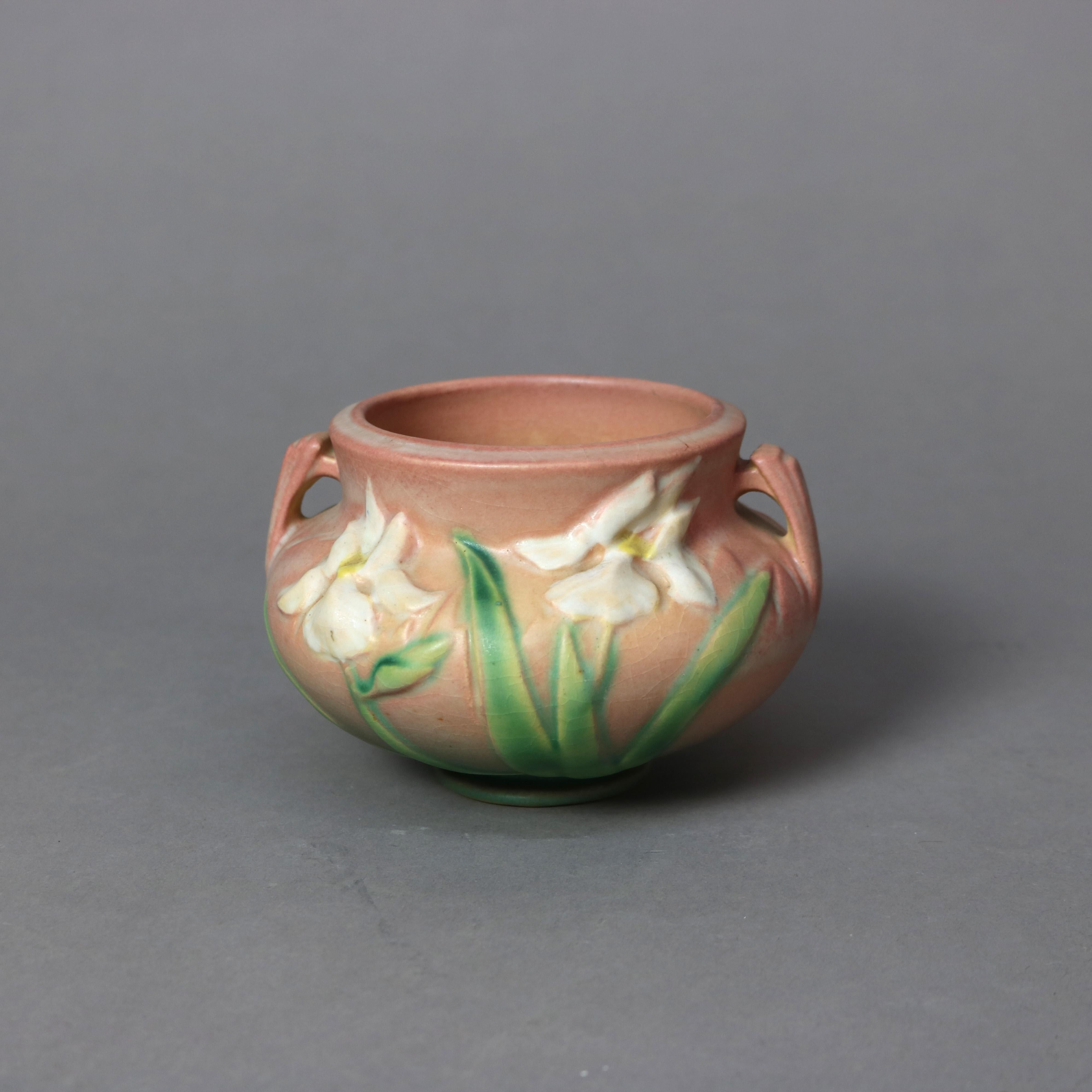 Poteries Deux pièces de poterie d'art Roseville rose à motif d'iris Milieu du 20e siècle en vente