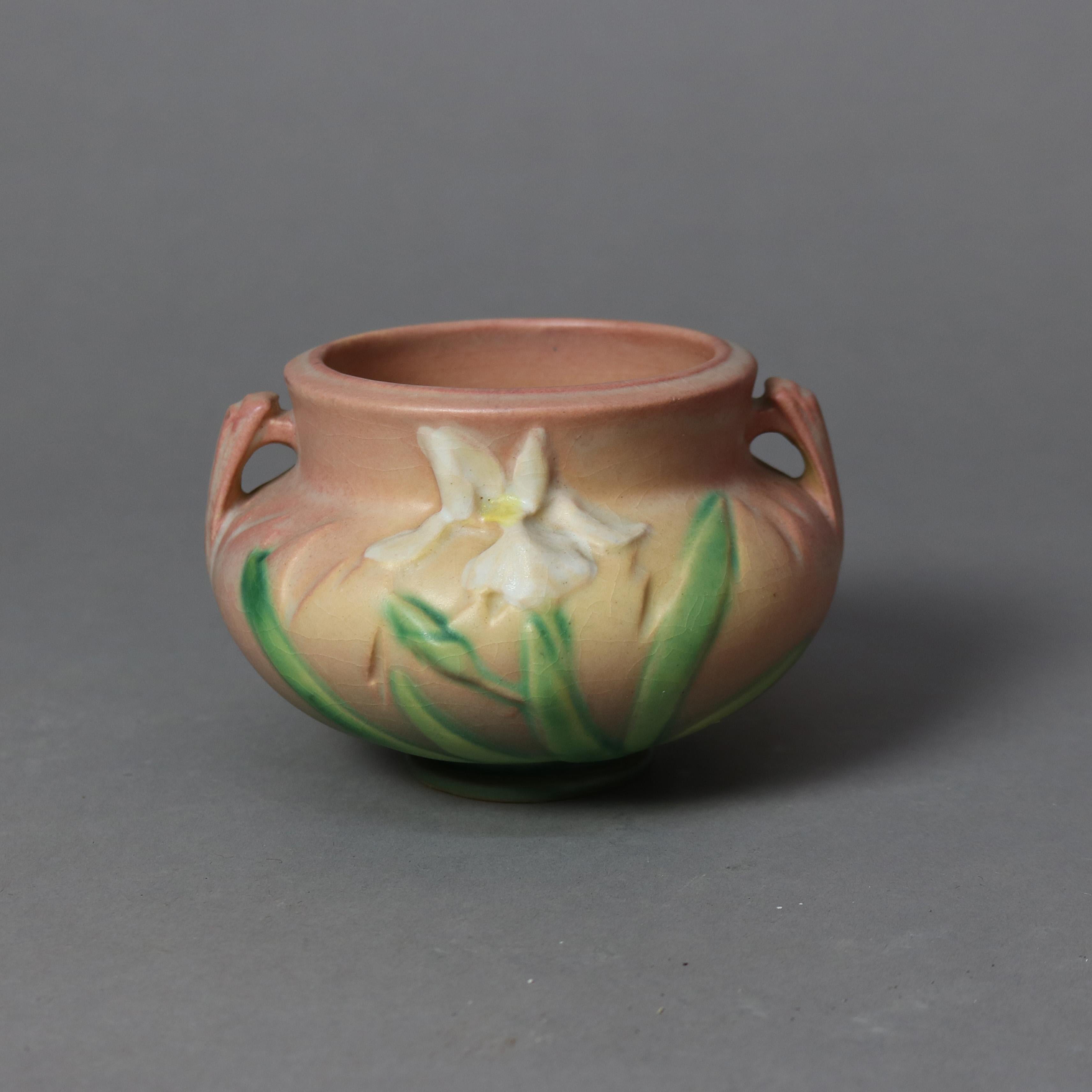 Deux pièces de poterie d'art Roseville rose à motif d'iris Milieu du 20e siècle en vente 1