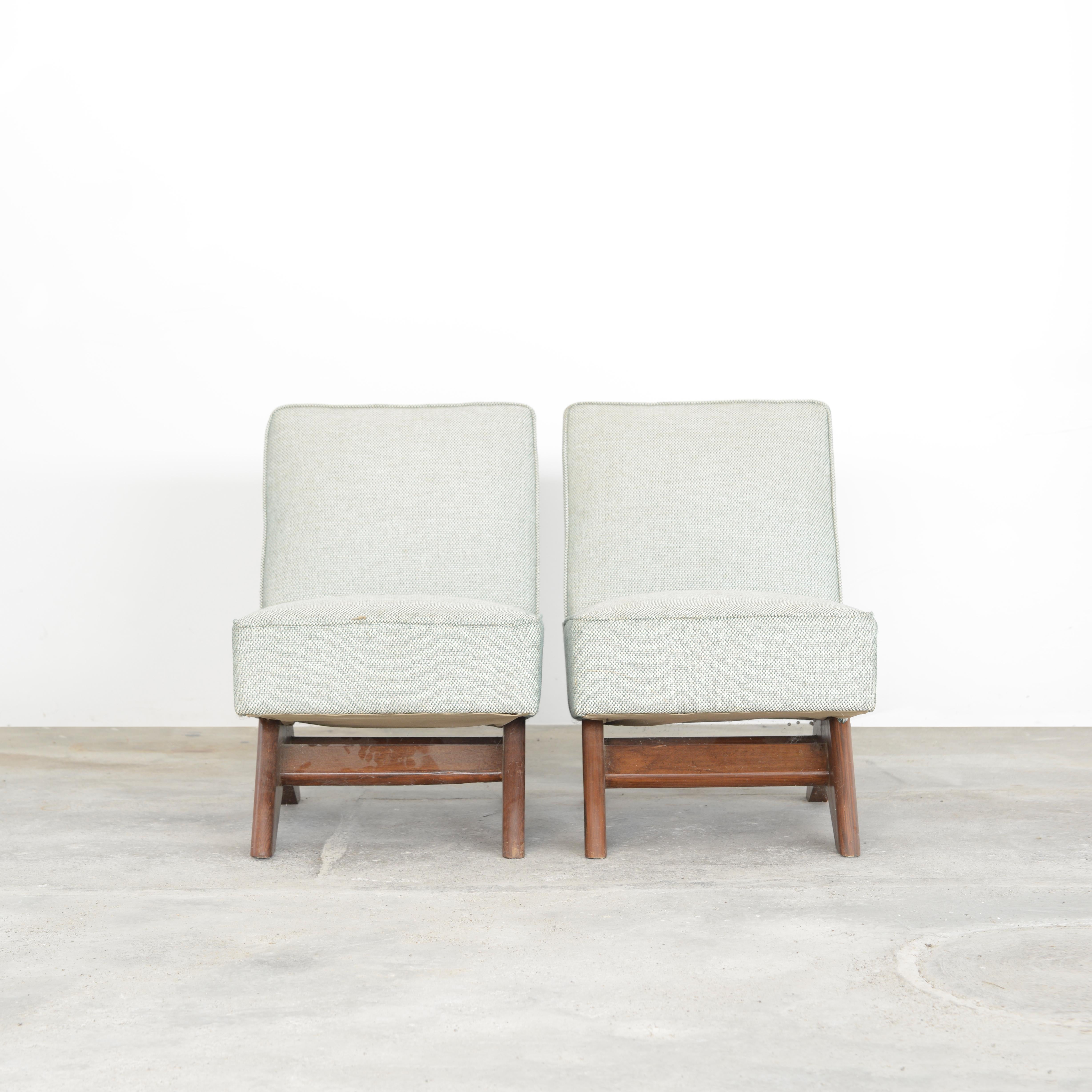 Zwei Pierre Jeanneret-Sofastühle / Authentische Mid-Century-Modern-Stühle, Chandigarh (Indisch) im Angebot