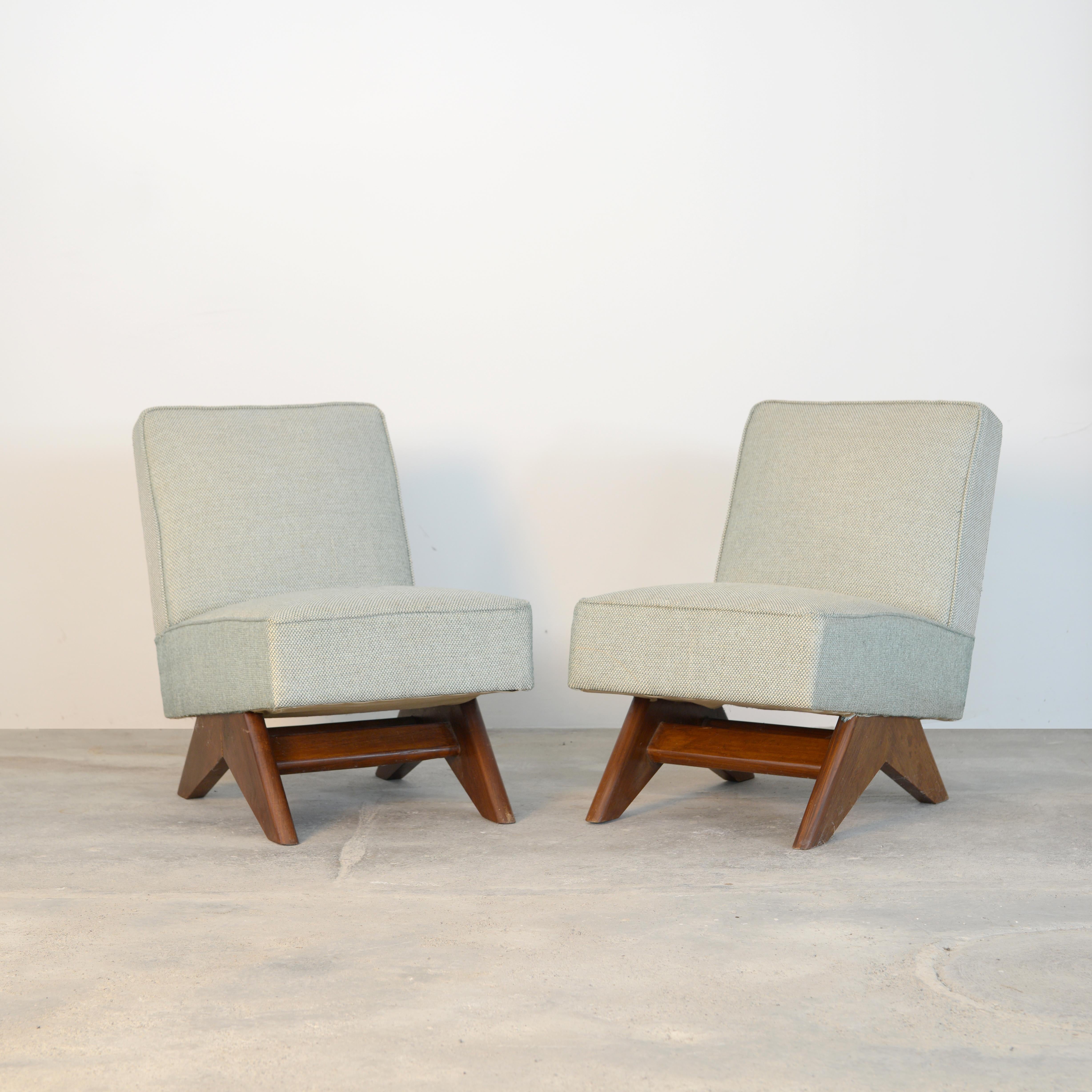 Cuir de vache Deux chaises de canapé Pierre Jeanneret / Authentique Mid-Century Modern, Chandigarh en vente