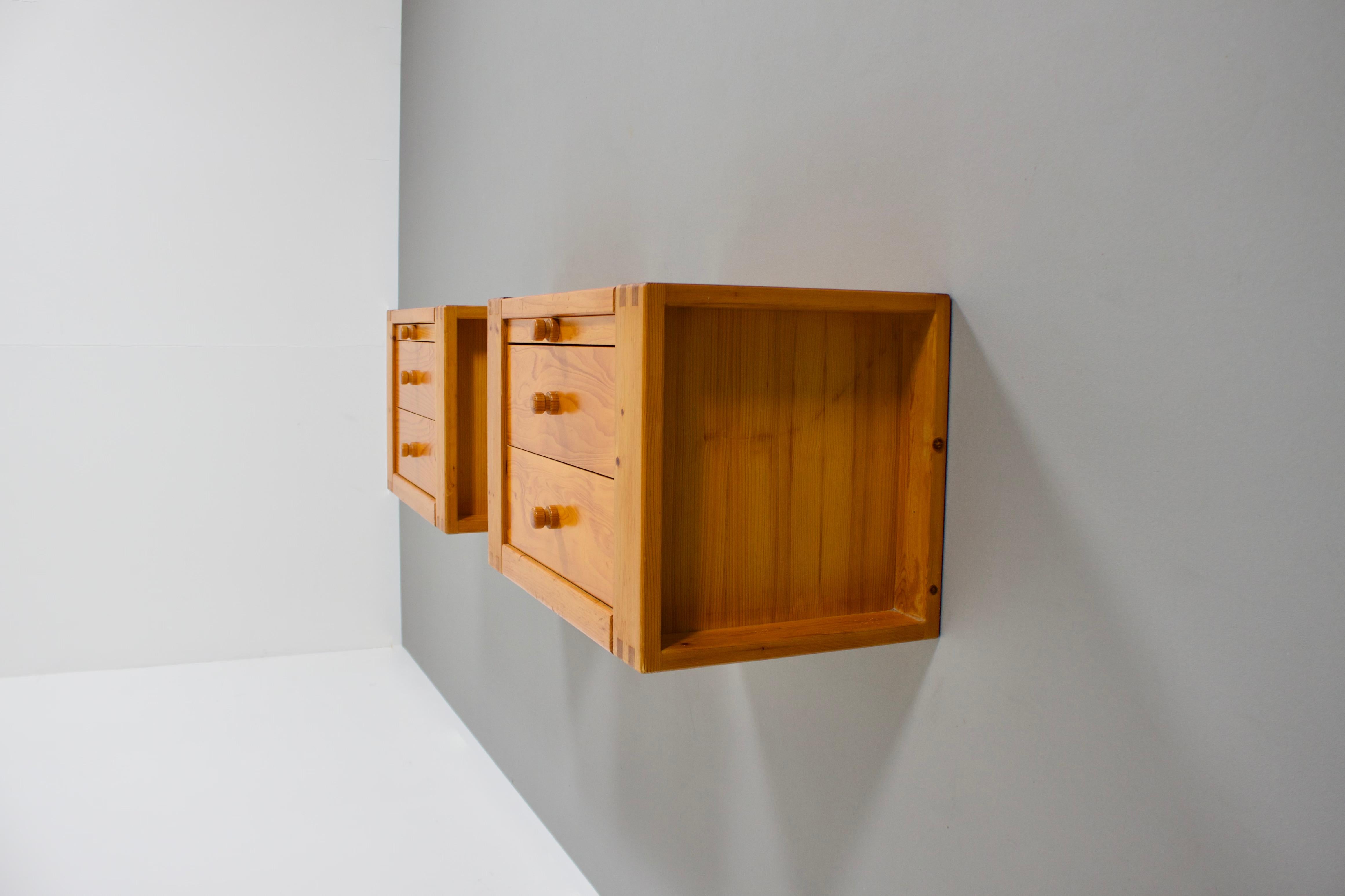 Set of small hanging cabinets in good condition.

Designed by Ate van Apeldoorn in the 1970s 

Manufactured in the Netherlands by Houtwerk Hattem

They are made of pine wood and feature the trademark ‘dove tail’ joints that’s is used by Ate in all