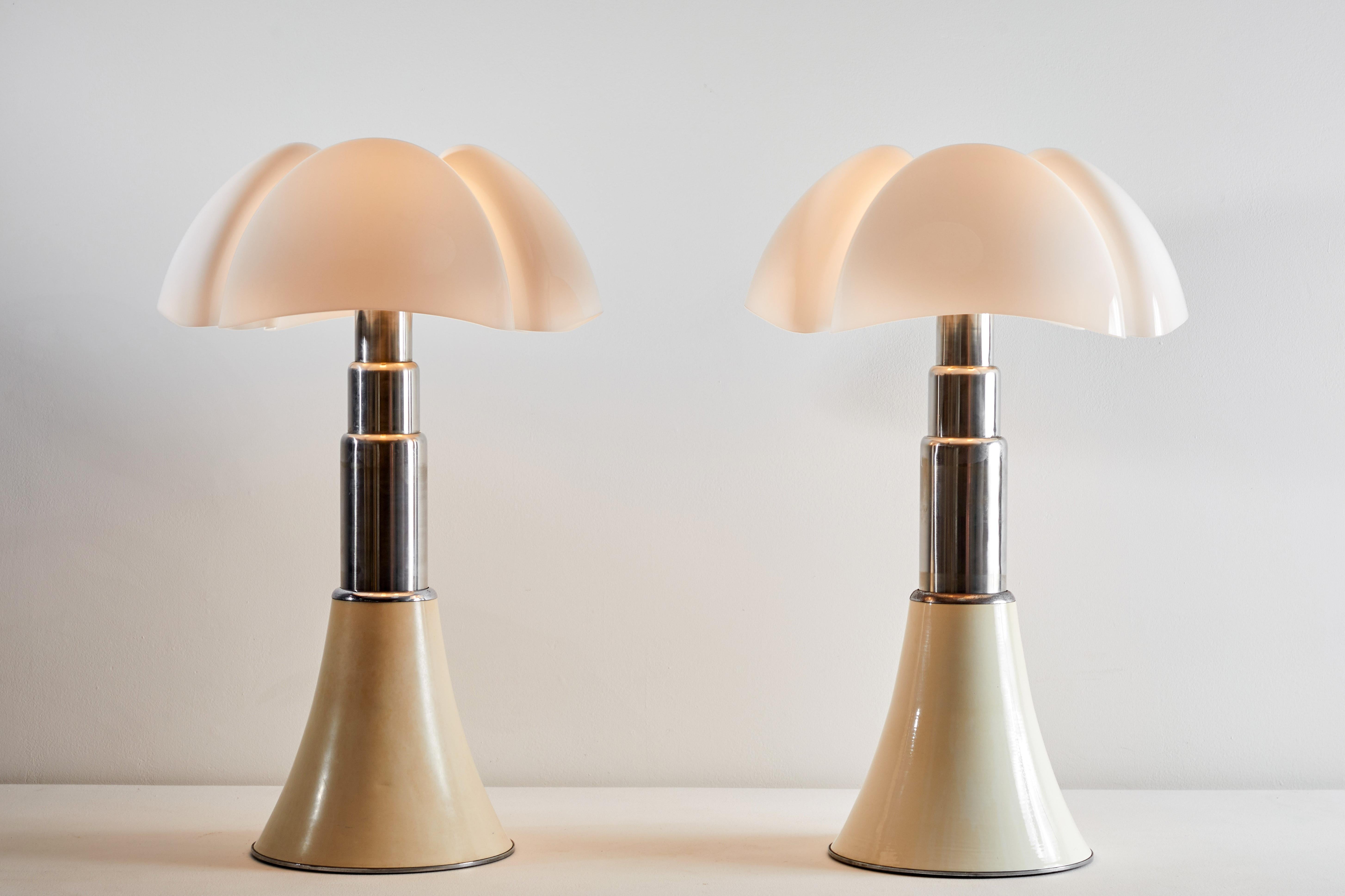 Two Pipistrello table lamps by Gae Aulenti for Martinelli Luce. Manufactured in Italy, 1965. Enameled metal, with acrylic shade. Original cord. Telescopic height adjustment system. Each light takes four E27 25w maximum candelabra bulbs. Bulbs