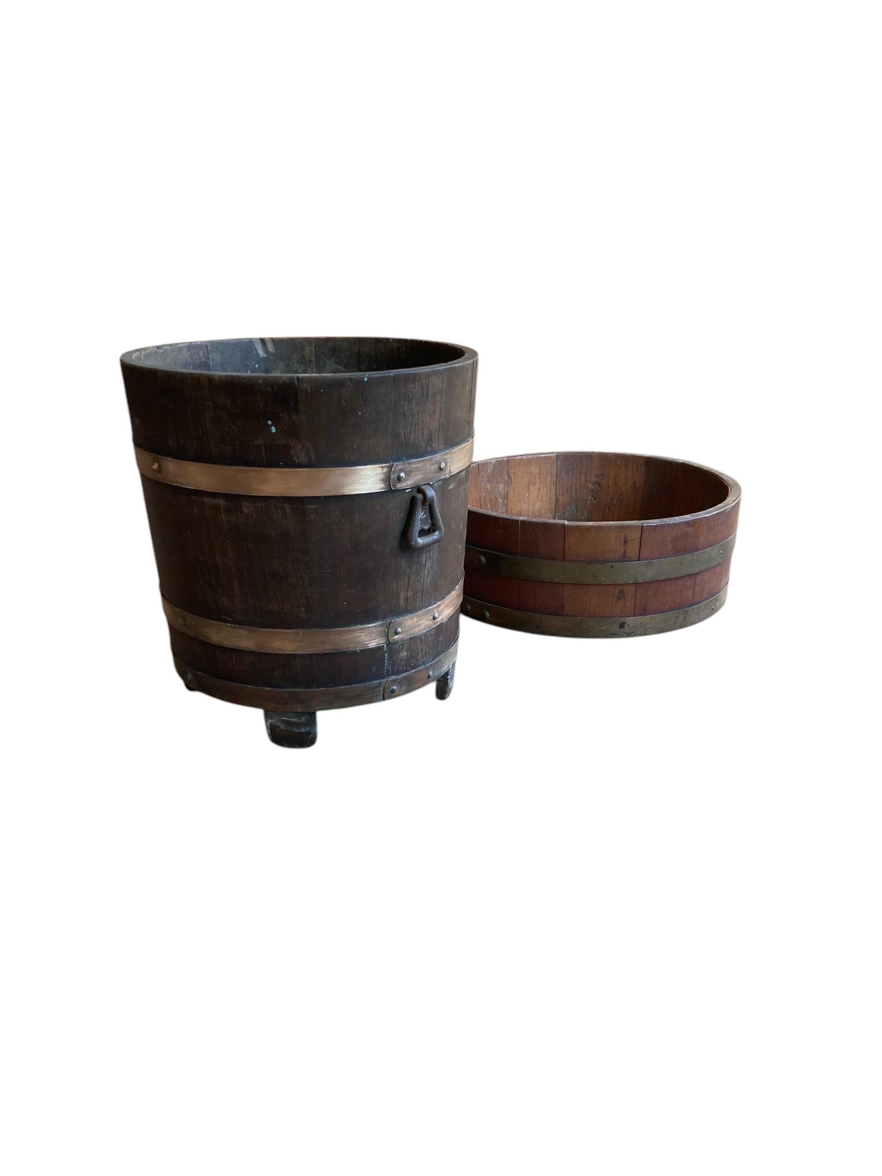 Due secchi per piante Secchio antico in Oak e ottone di R A Lister Ltd e un barile per piante in legno di castagno di epoca edoardiana.

Il barile abbeveratoio per piante in legno di Wood, risalente all'inizio dell'epoca edoardiana. Ha un numero di