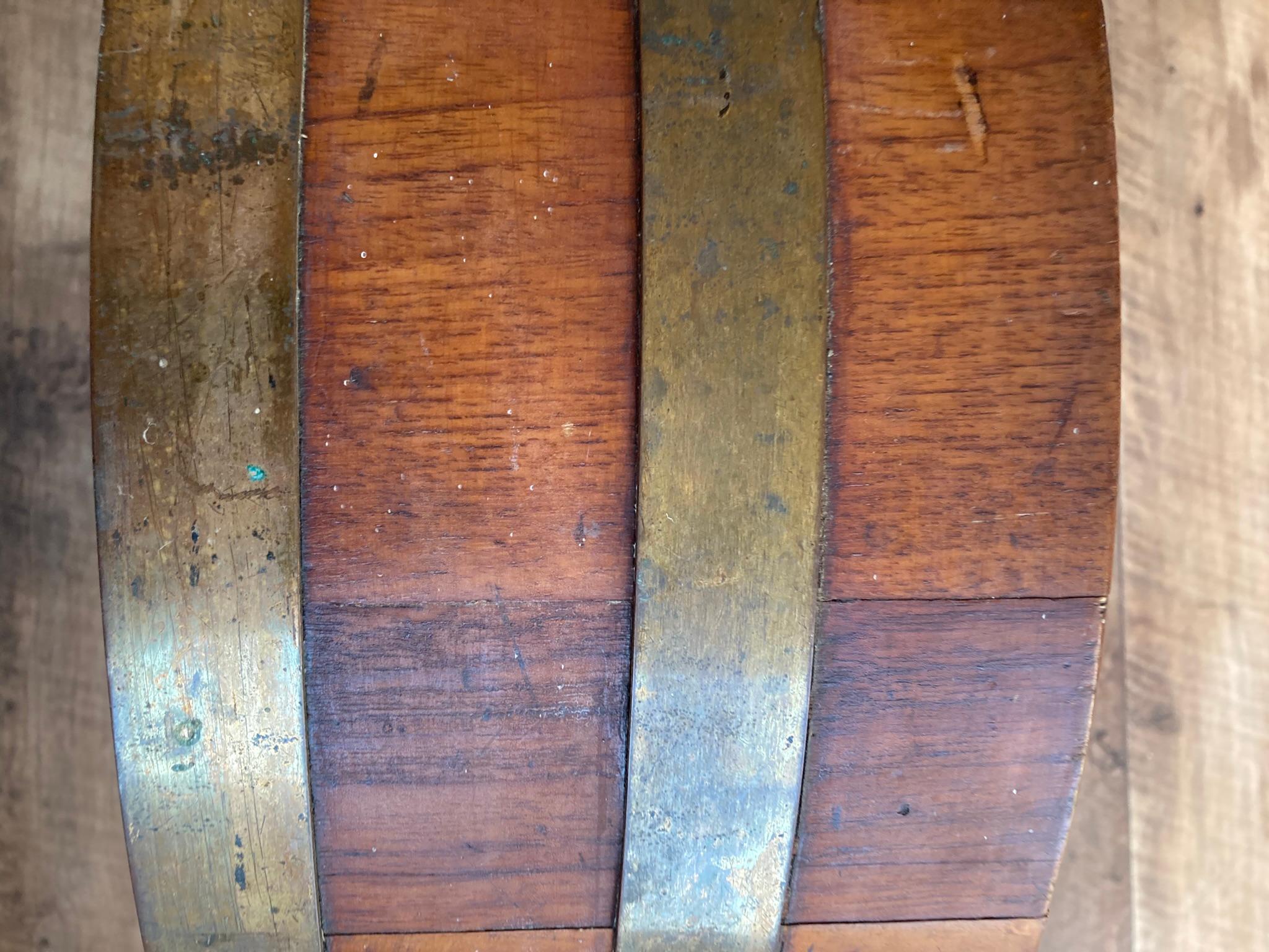 Britannico Due secchi per piante Secchio antico in Oak e ottone di R A Lister Ltd & Edwardian Che in vendita