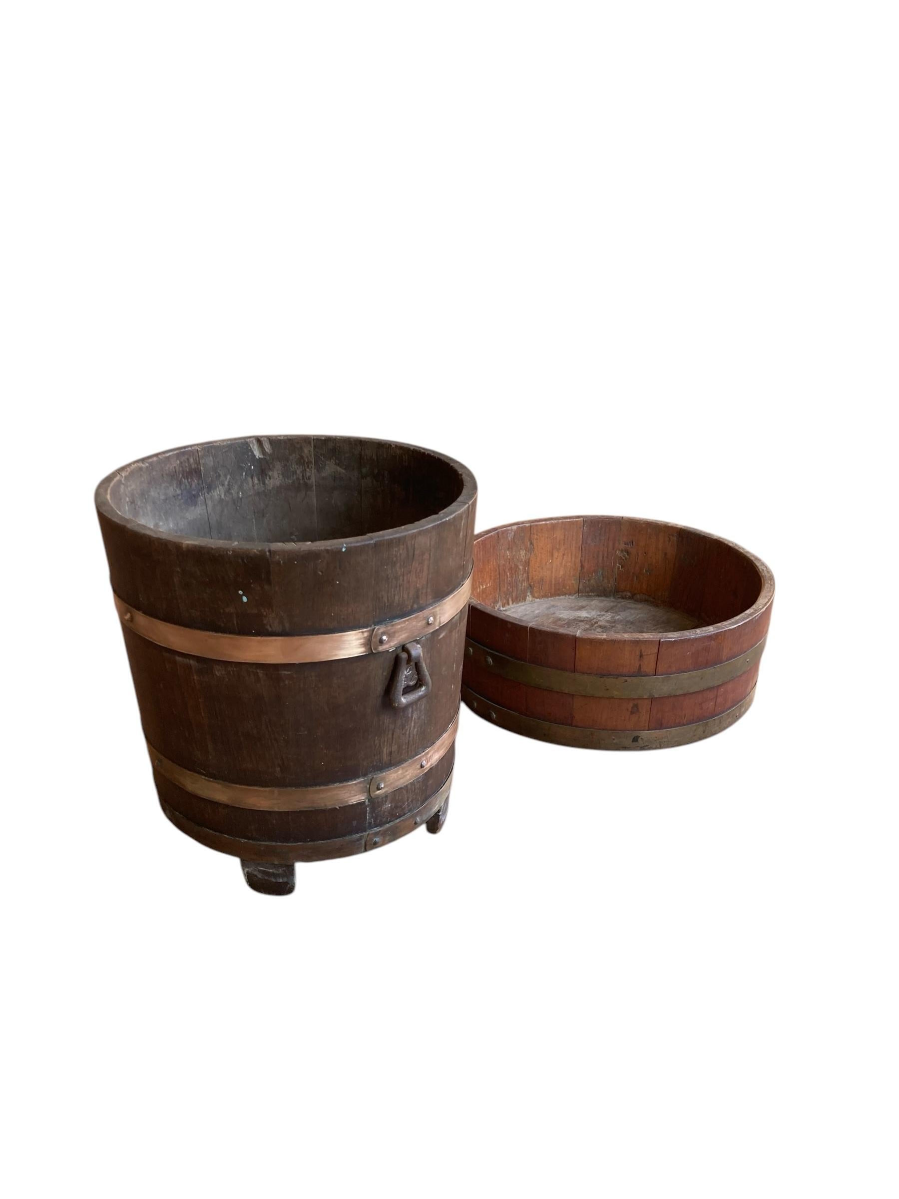 Ottone Due secchi per piante Secchio antico in Oak e ottone di R A Lister Ltd & Edwardian Che in vendita
