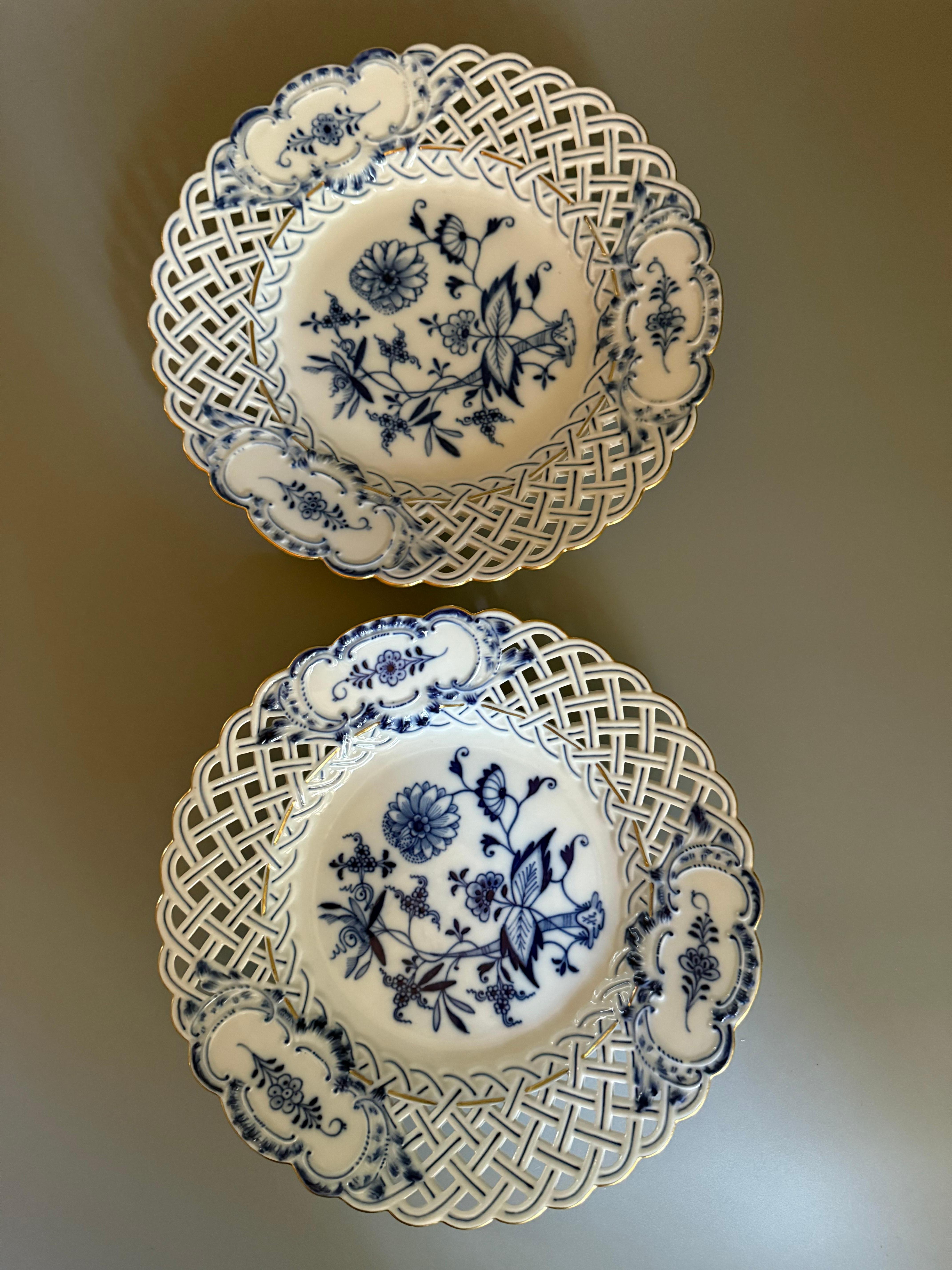 Two Plates Meissen Blue Onion Gilt Germany For Sale 4