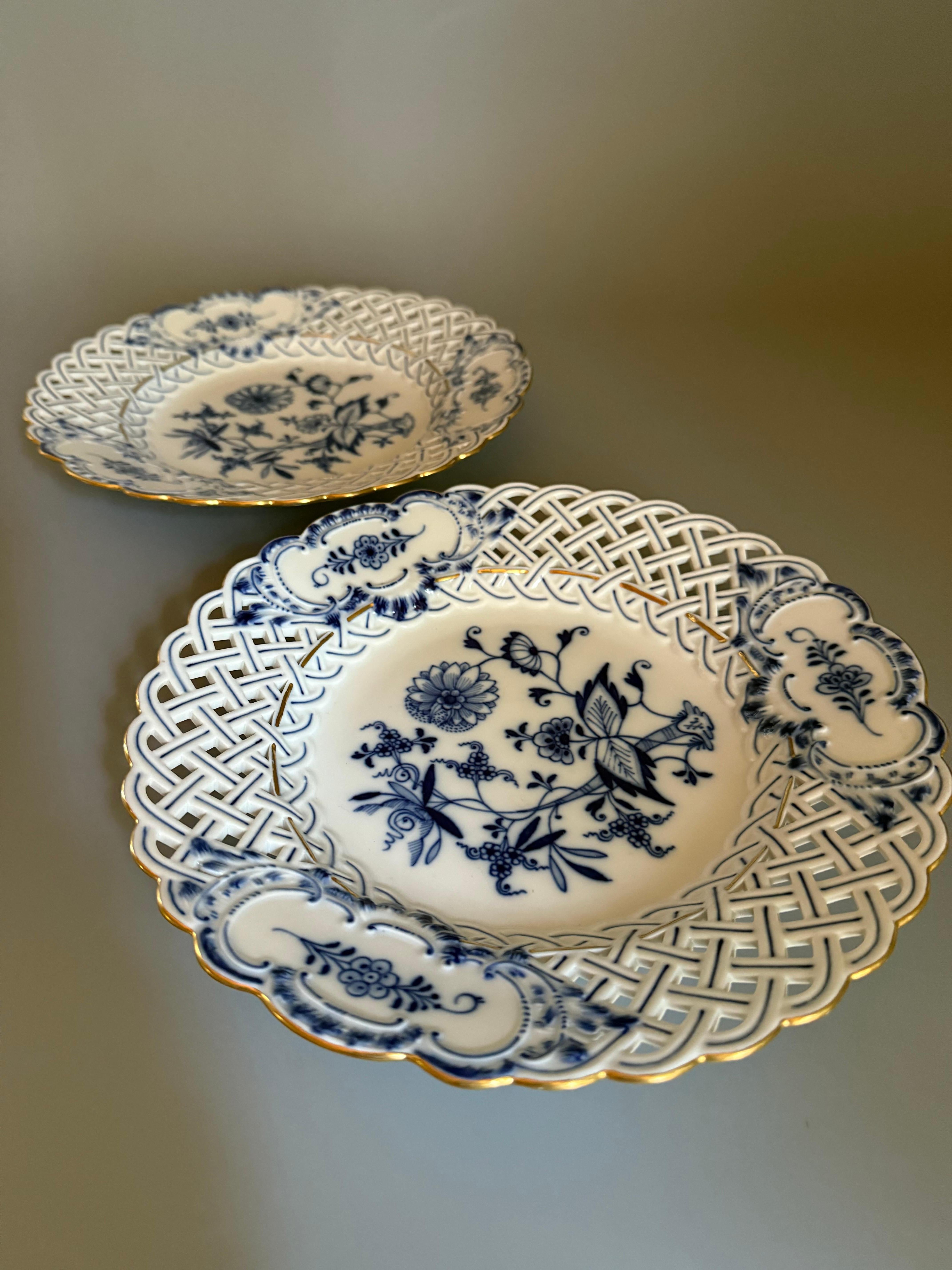 Two Plates Meissen Blue Onion Gilt Germany For Sale 5