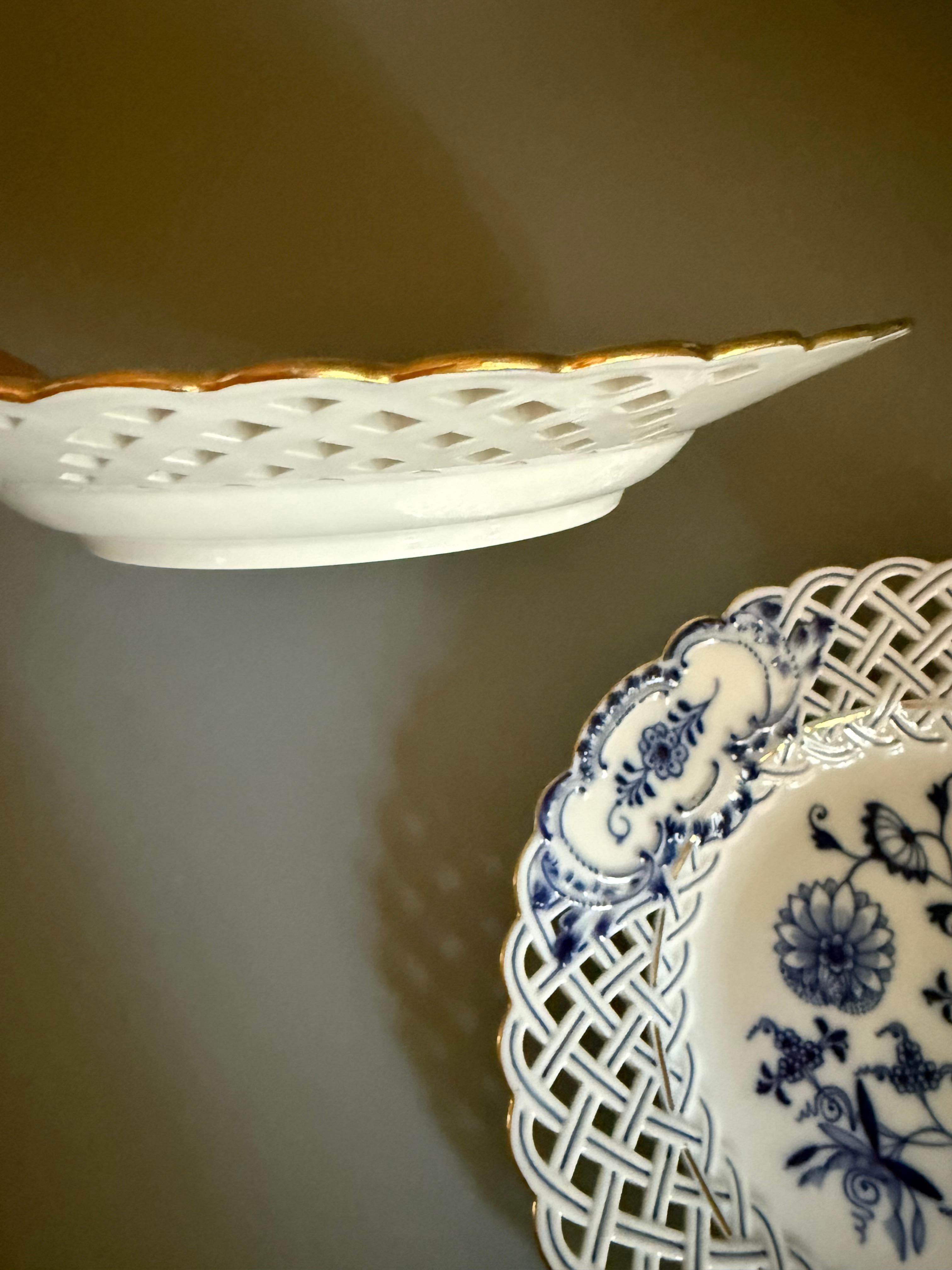 Two Plates Meissen Blue Onion Gilt Germany For Sale 6