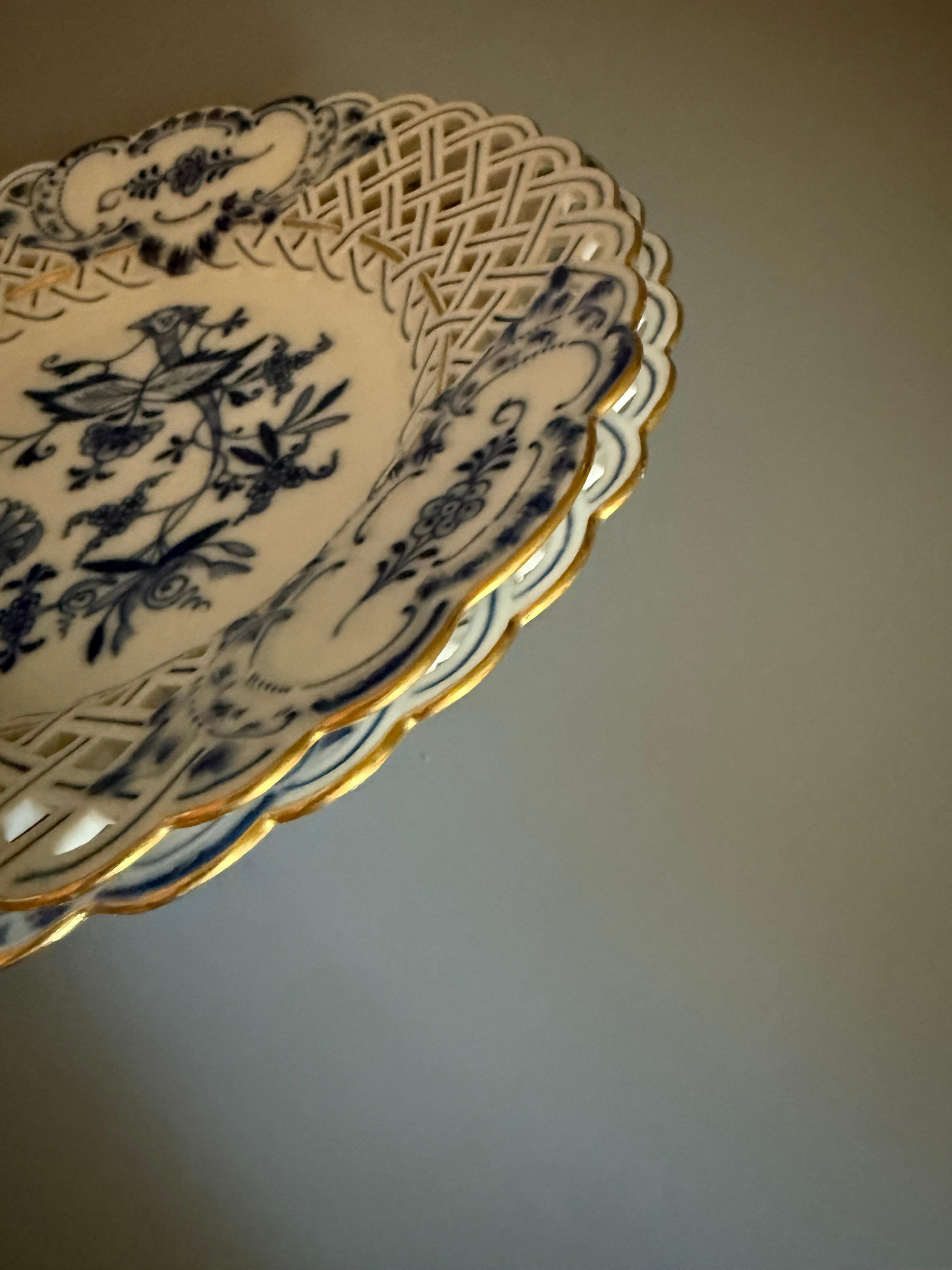 Two Plates Meissen Blue Onion Gilt Germany For Sale 7