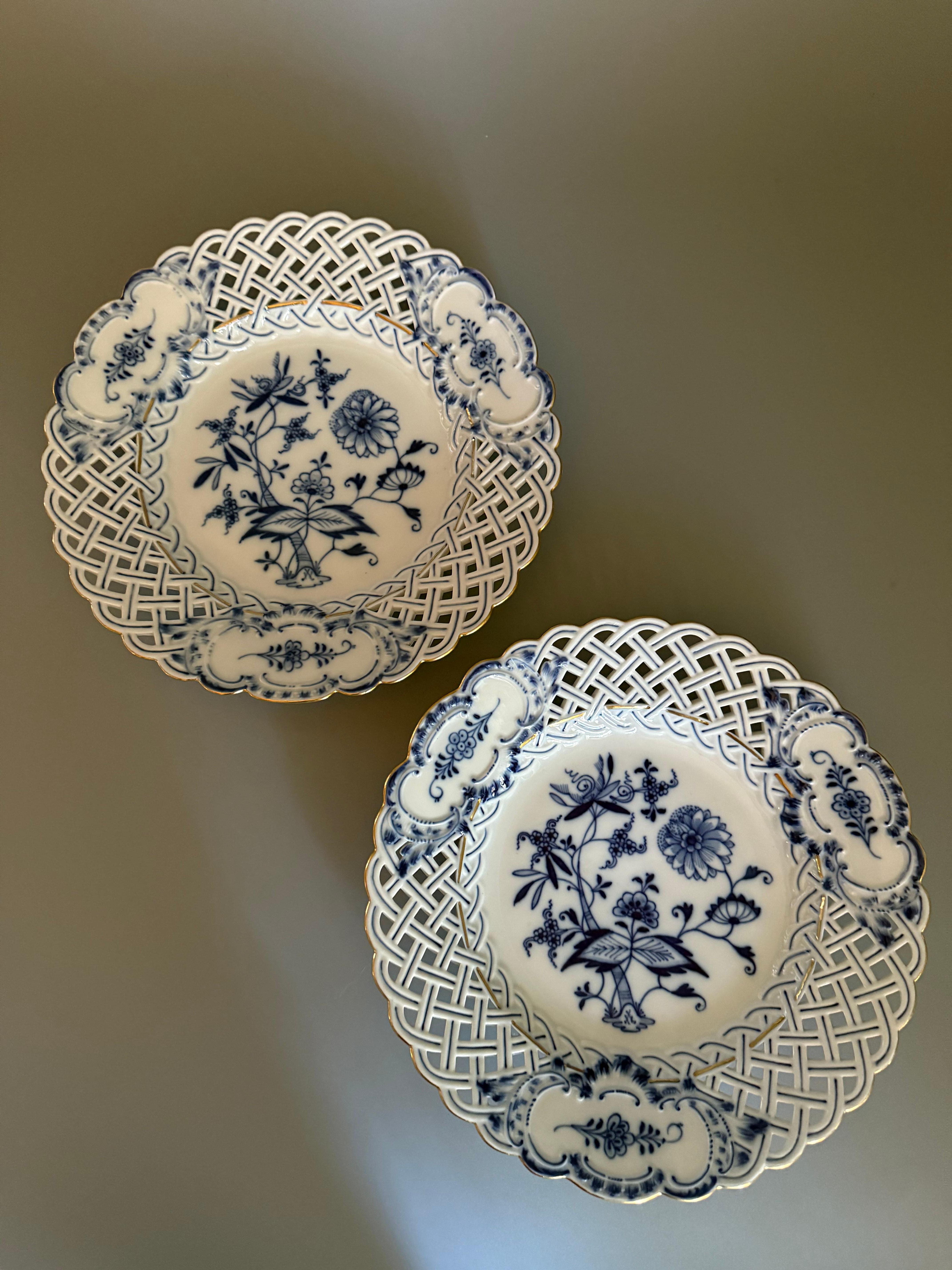 Two Plates Meissen Blue Onion Gilt Germany In Good Condition For Sale In Uppsala , SE