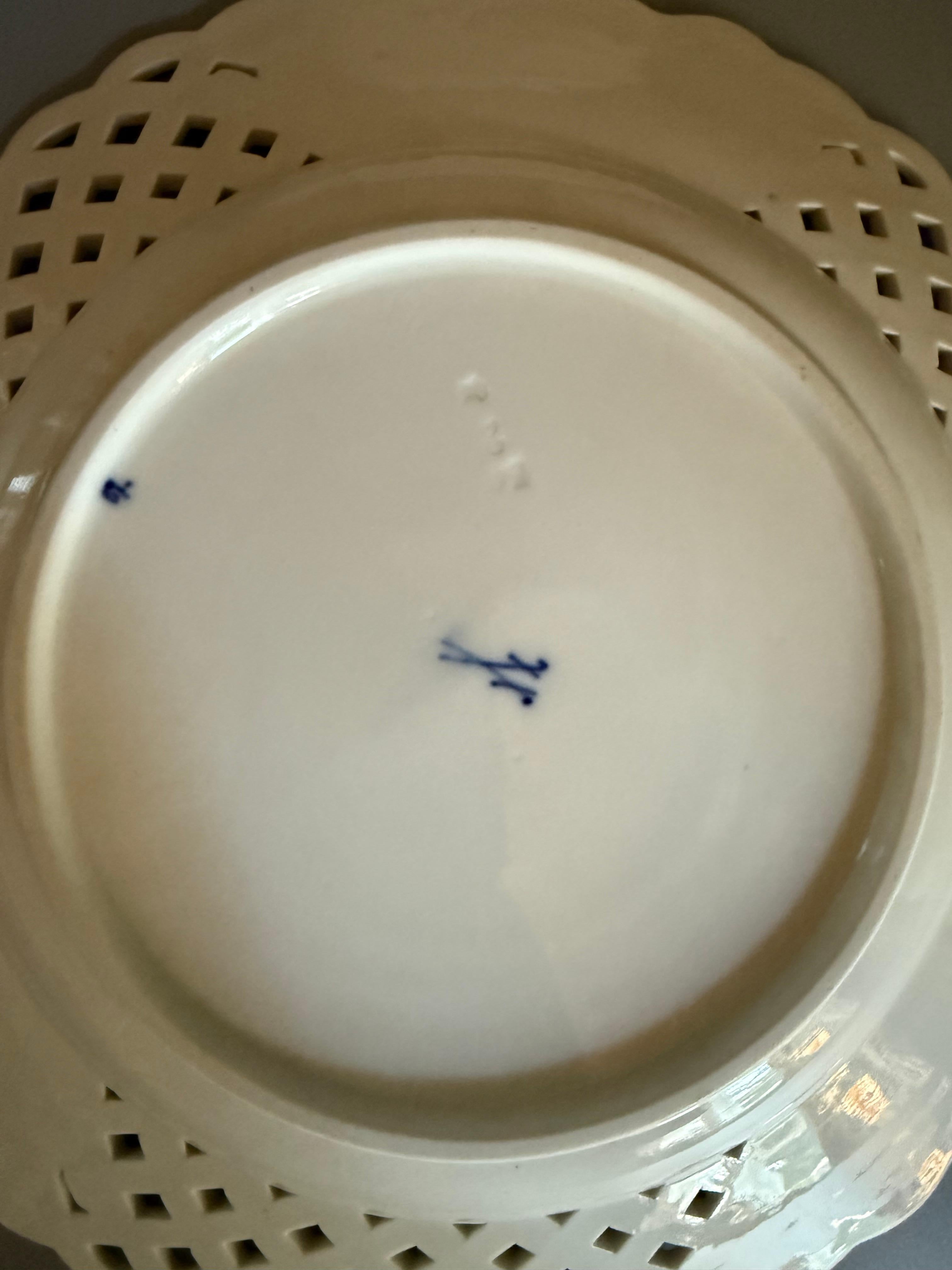 Two Plates Meissen Blue Onion Gilt Germany For Sale 2