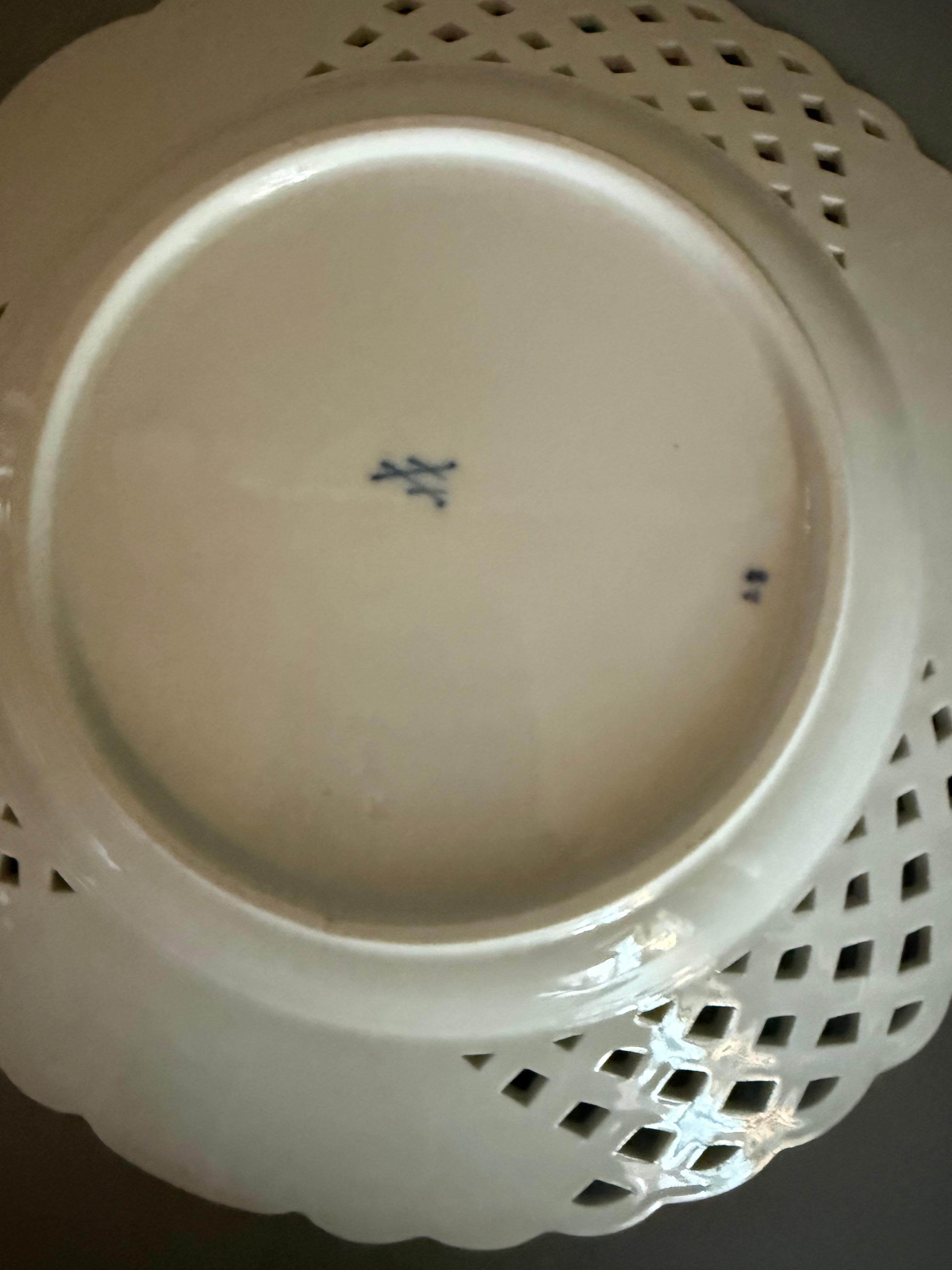Two Plates Meissen Blue Onion Gilt Germany For Sale 3