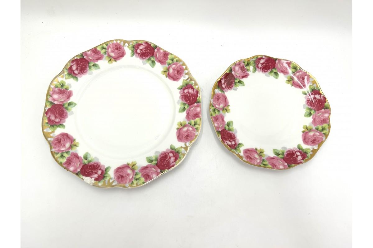 A set of two platters from the German manufacturer Rosenthal

Chrysantheme Cacilie rose decoration.

Signed with factory marks used in the years 1898-1904.

Very good condition, - LARGER PLATE HAS DAMAGE (a chip) visible in the photos

Large
