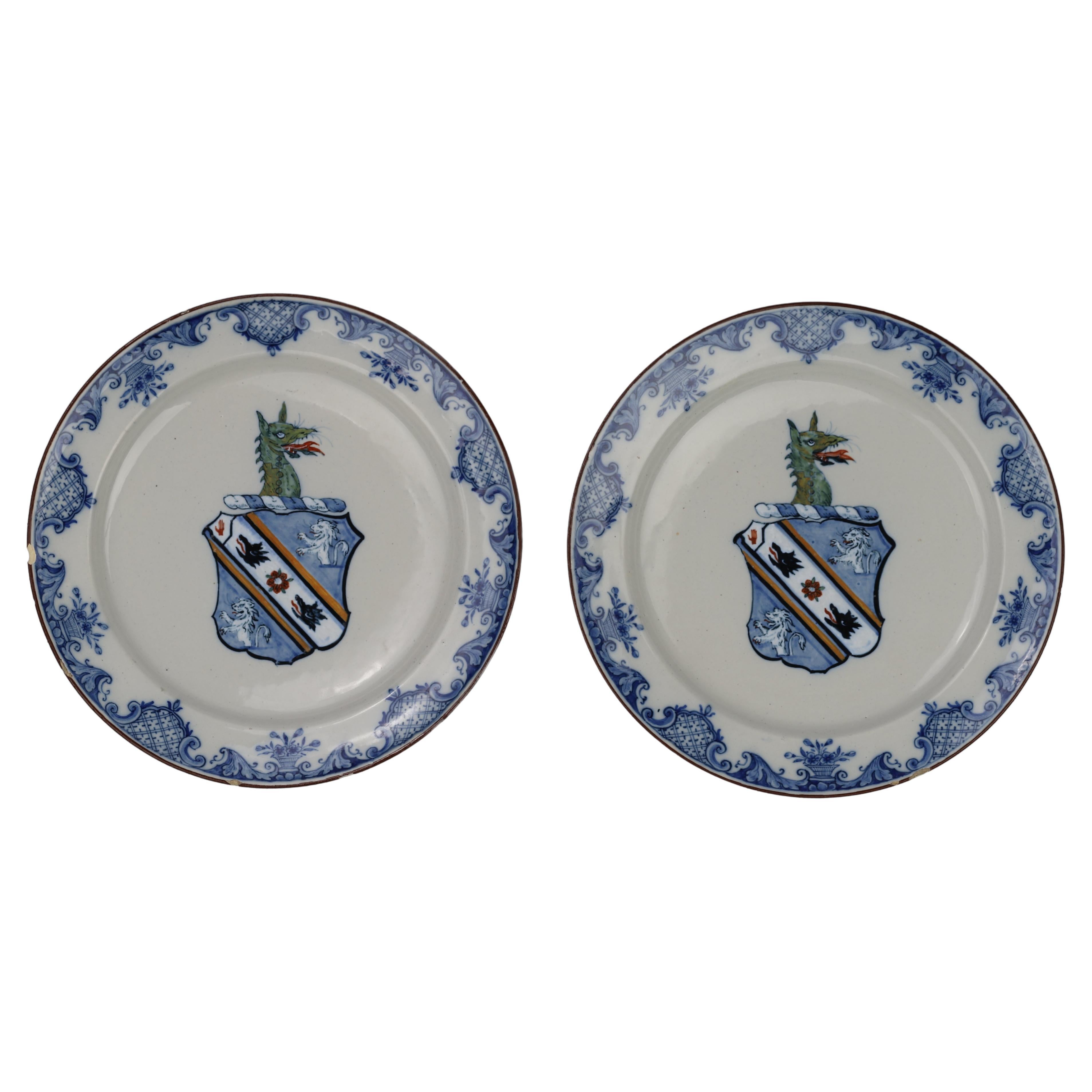 Ville : Delft
Atelier : De Grieksche A
Propriétaire : Jan Theunisz Dextra
Date : 1758 - 1764

Un ensemble de deux belles et fines plaques armoriées avec les armoiries et le blason en forme de tête de dragon de Sir Whistler Webster, 2e baronnet