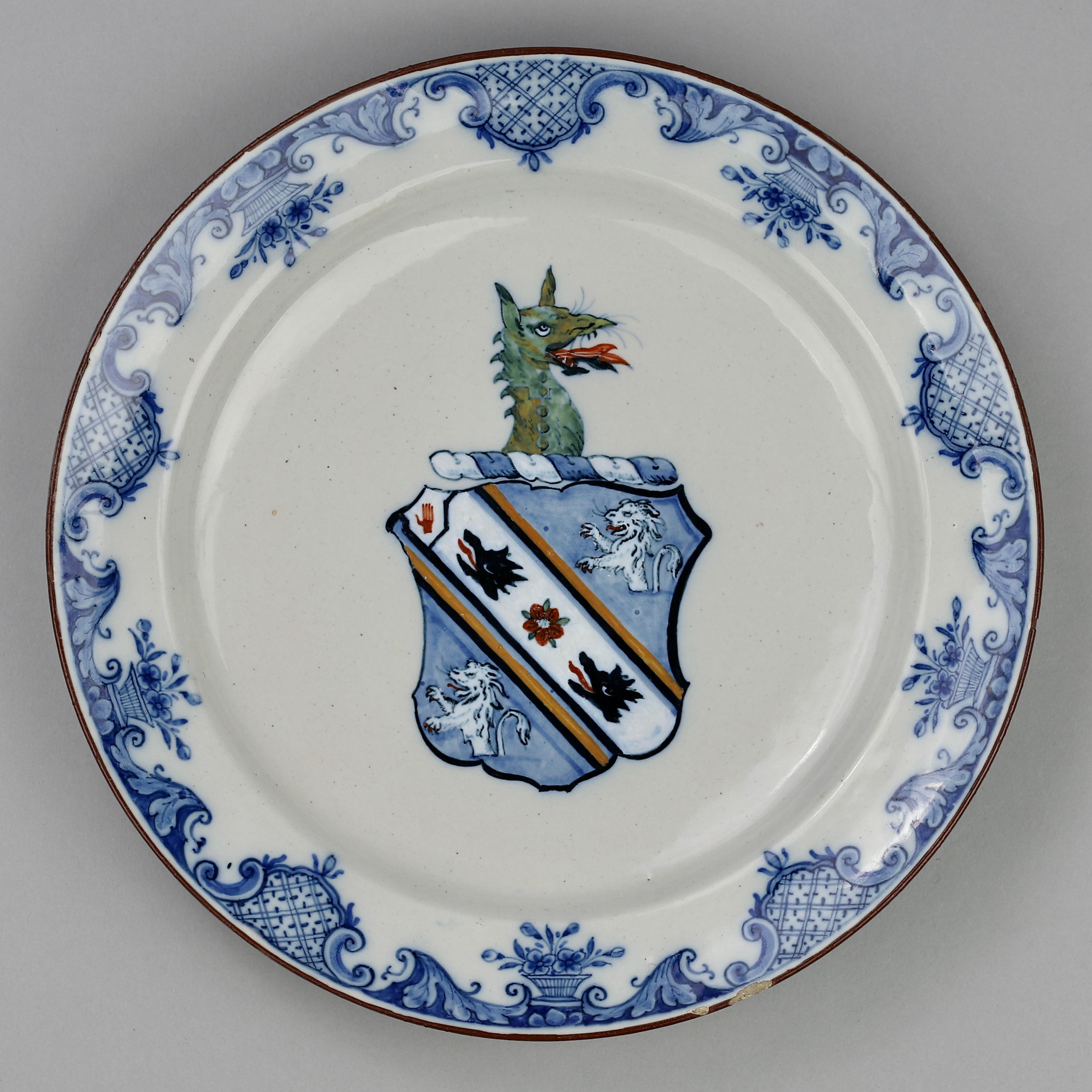 Deux assiettes avec les armoiries de la baronnie de Webster, 18ème siècle Bon état - En vente à AMSTERDAM, NH