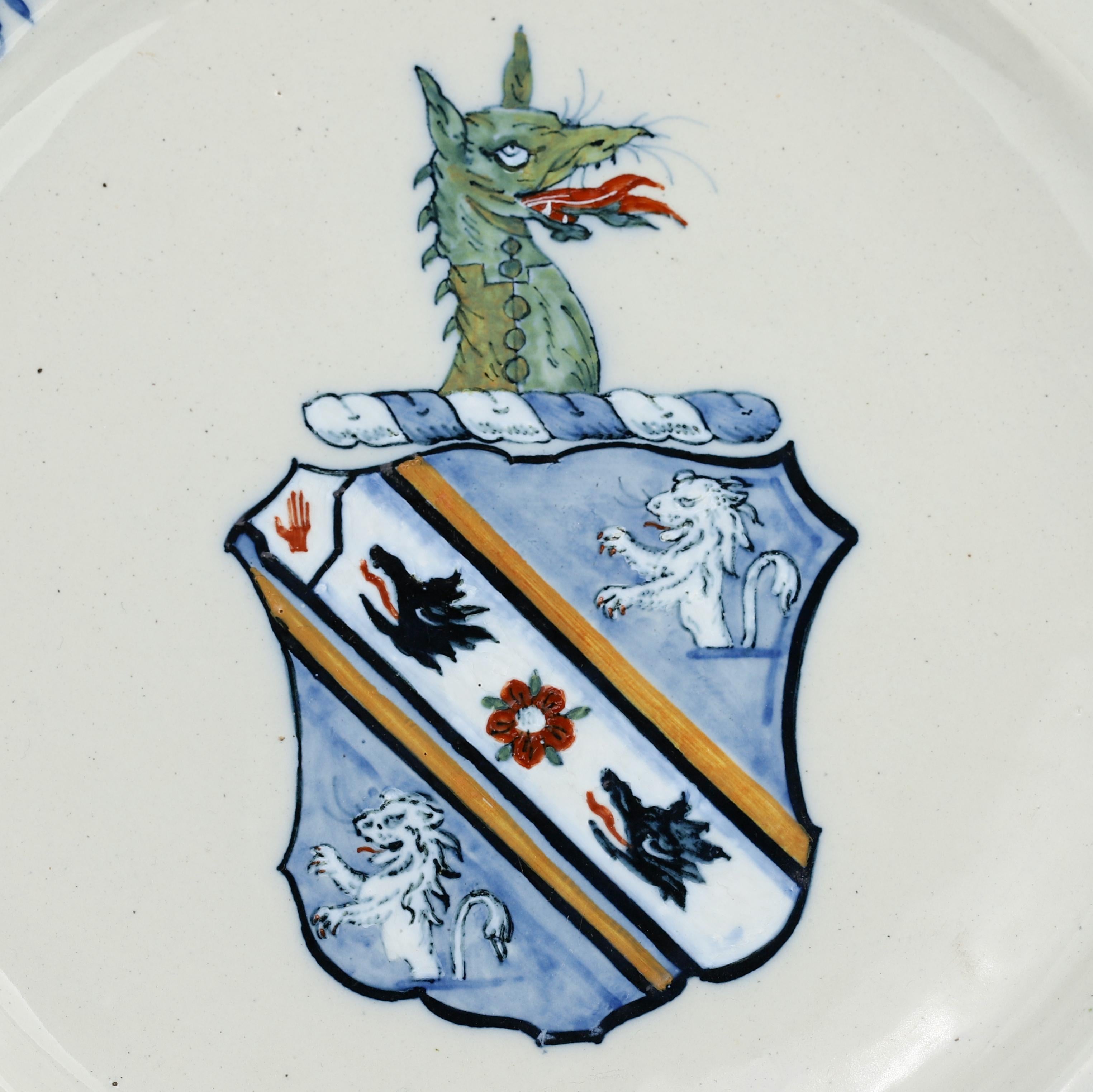 Two plates with the Coat of Arms of the Webster Barony, 18th Century In Good Condition For Sale In AMSTERDAM, NH