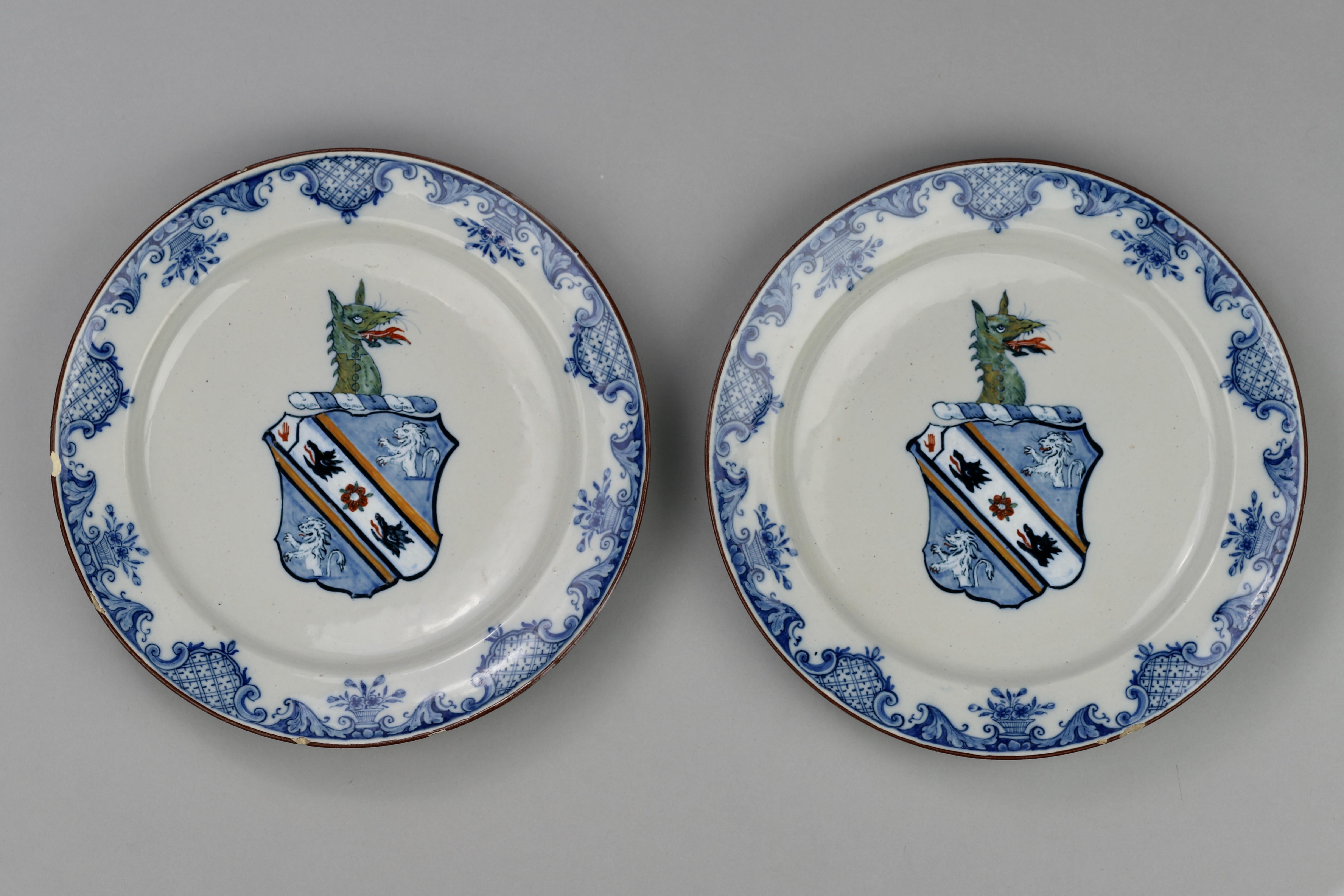 Deux assiettes avec les armoiries de la baronnie de Webster, 18ème siècle en vente