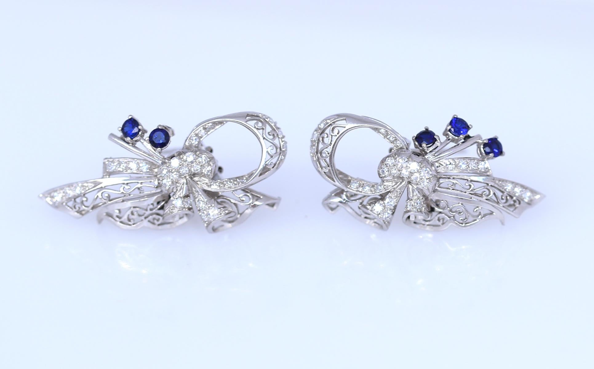 Une paire de broches en platine Sapphires Diamants a été créée en 1930.
Serti de beaux diamants et de saphirs. Représentation d'un ruban d'une sorte de style naturel. Étonnant travail du bijoutier, qui non seulement réalise des formes fines
