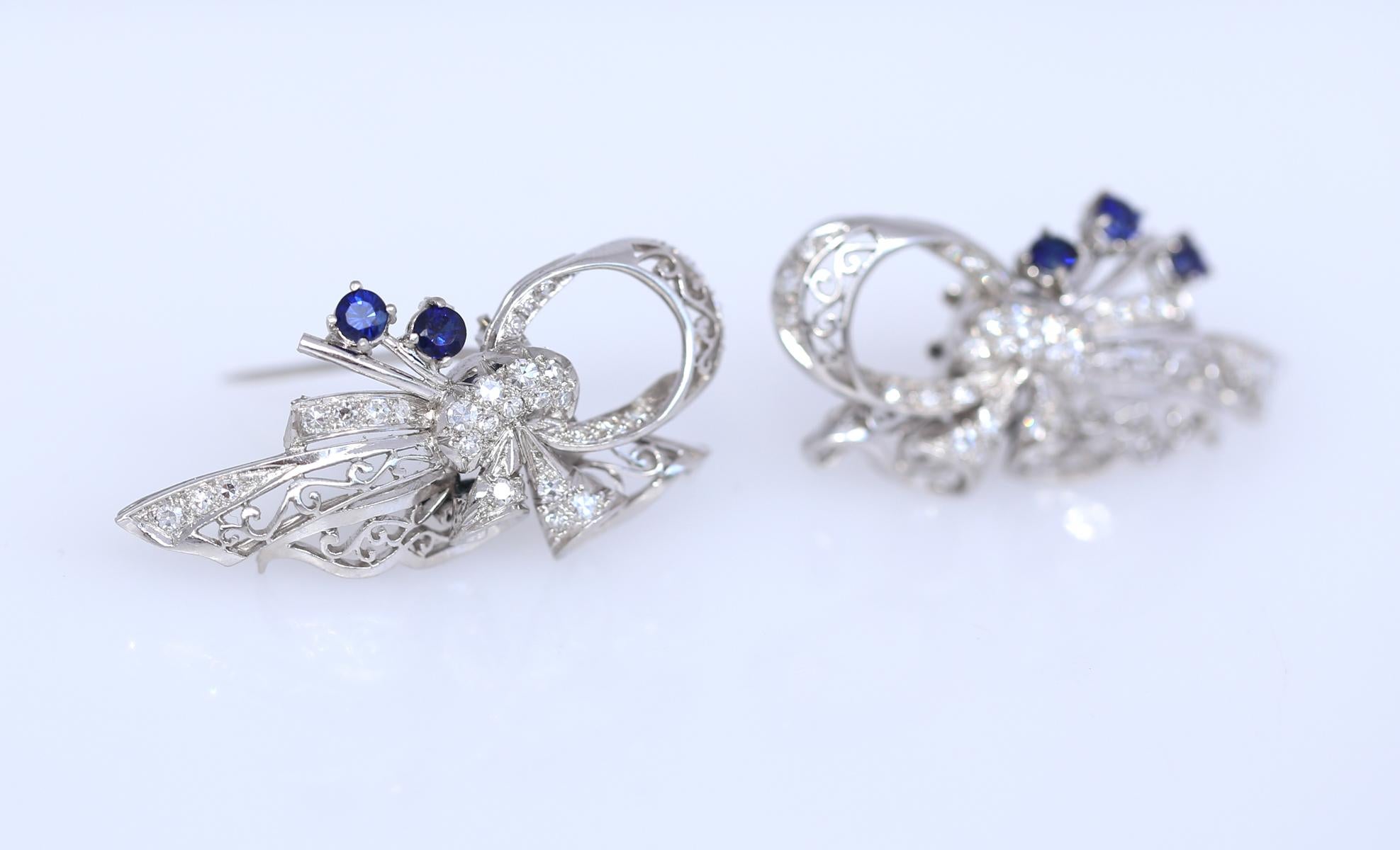 Round Cut Two Platinum Brooches Sapphires Diamonds, 1930 For Sale