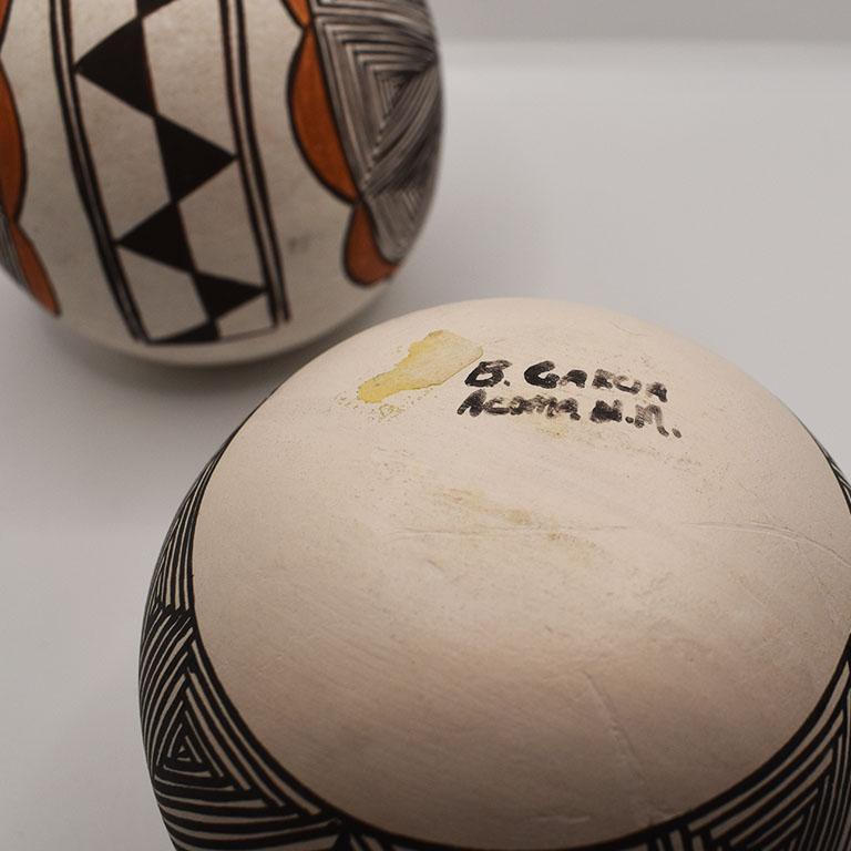 Polychrome südwestindische Acoma-Gefäße in Braun, Schwarz und Orange, ein Paar (Keramik) im Angebot