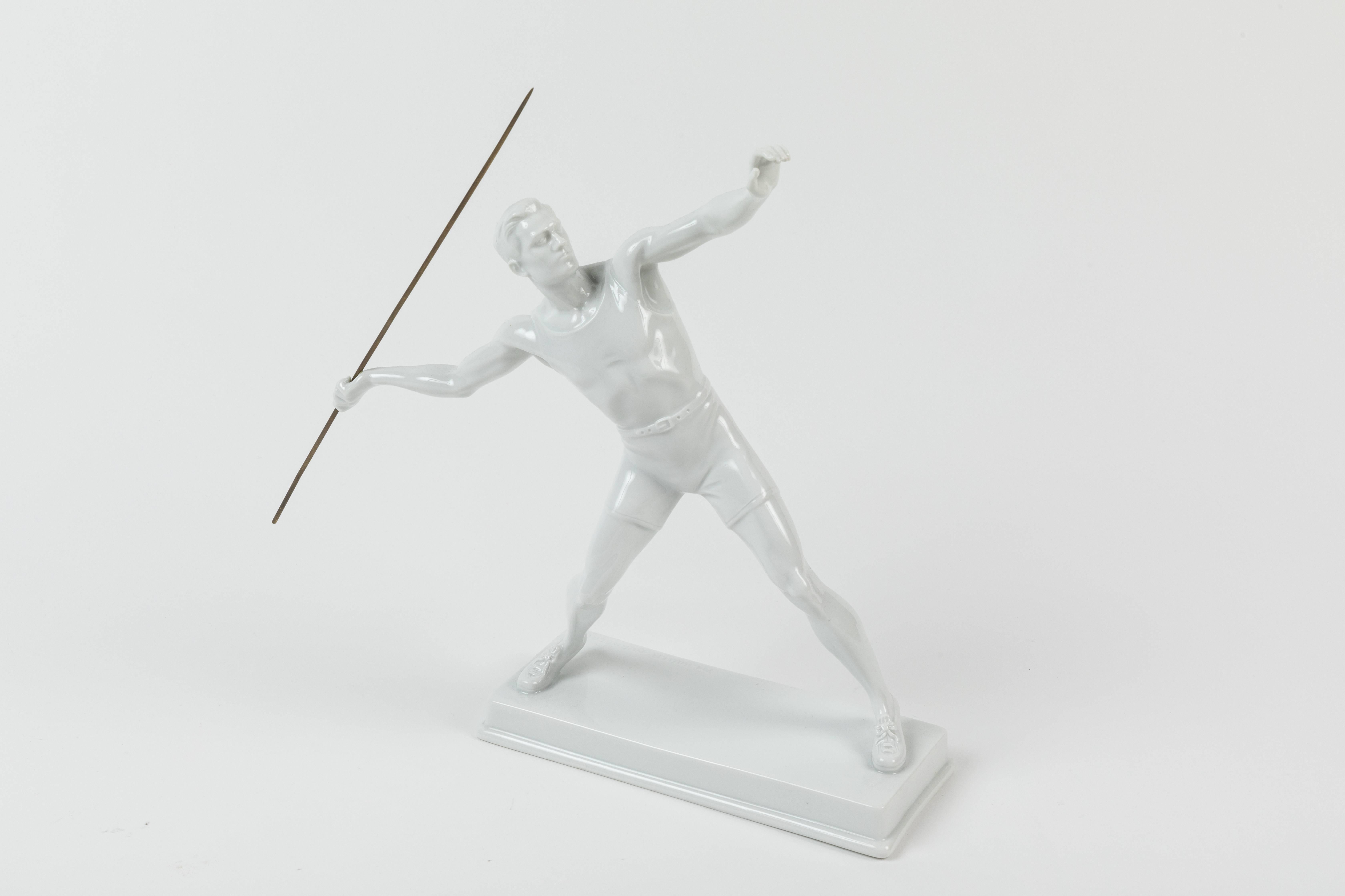Ein dynamisches Paar Athletenfiguren aus Porzellan:: entworfen von Philipp Kittler für Rosenthal. Auf dem einen ist ein Speerwerfer abgebildet:: auf dem anderen 
ein Läufer. Der Speerwerfer hält einen bronzenen Speer/Stab. 

Beide Skulpturen sind