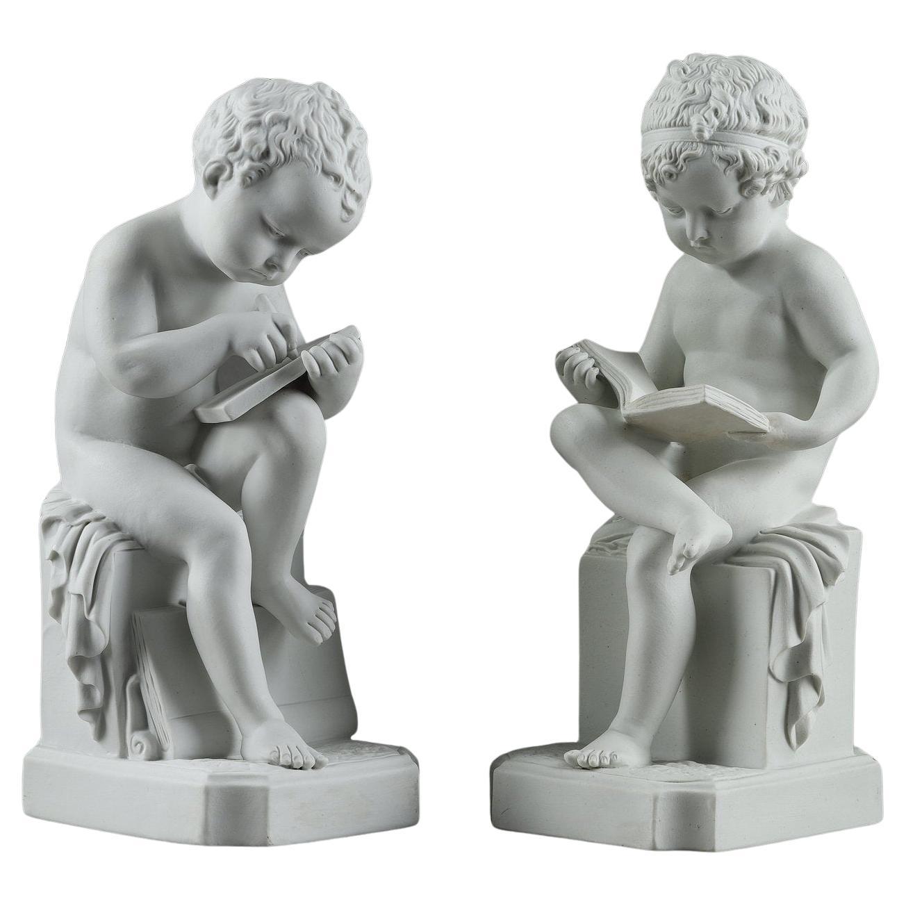 Deux figurines en porcelaine représentant l'enfant lisant et l'enfant dessinant