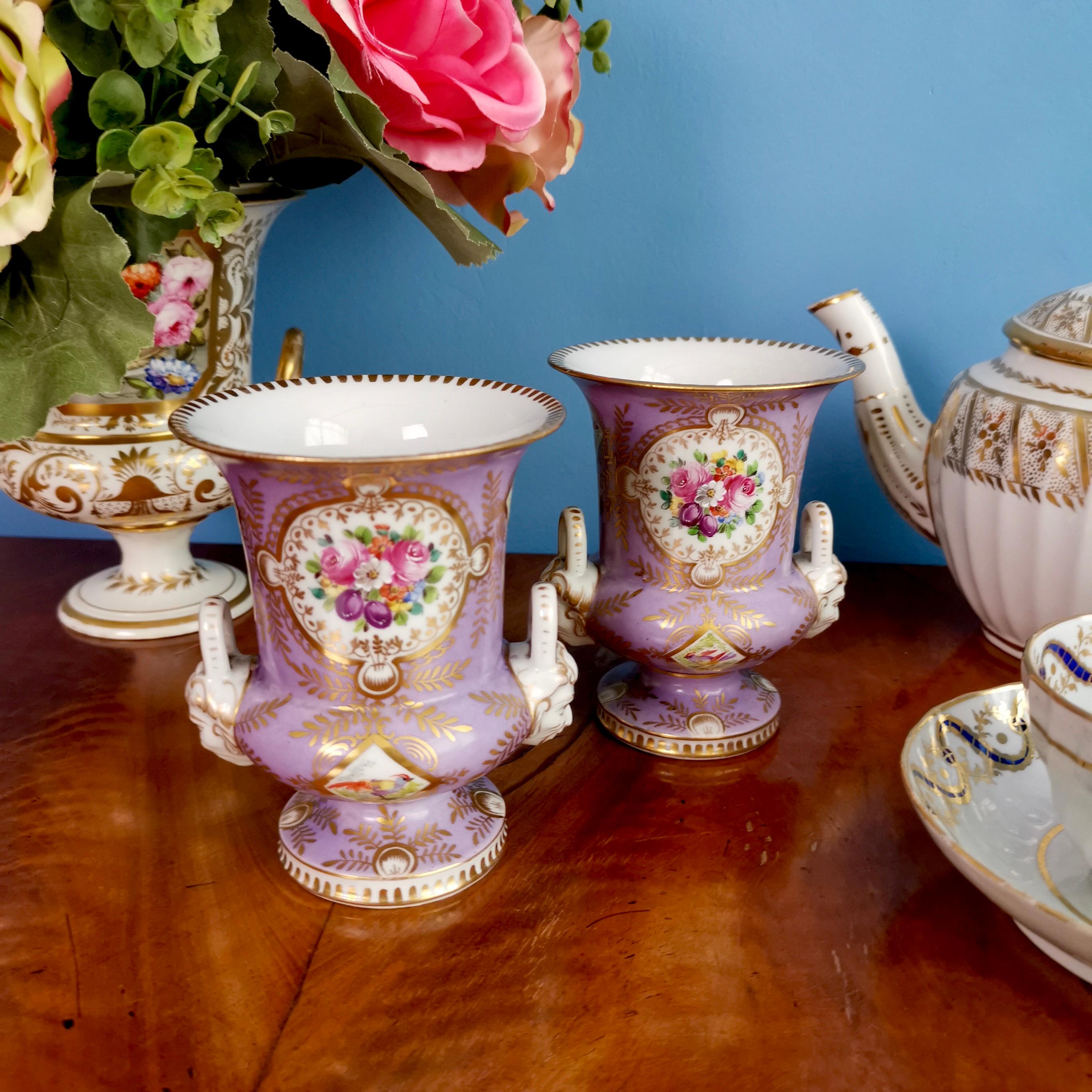 Angeboten wird ein Satz von zwei schönen Campana-Vasen aus Porzellan, die um 1815 hergestellt wurden und Edmé Samson in Paris zugeschrieben werden. Die Vasen haben einen schönen fliederfarbenen Grund, eine schöne Vergoldung und handgemalte