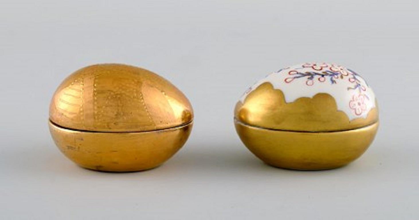 Two porcelain Easter eggs with hand-painted flowers and gold decoration. Swedish design, dated 1981.
Measures: 6.3 x 4.2 cm.
In excellent condition.
Signed.