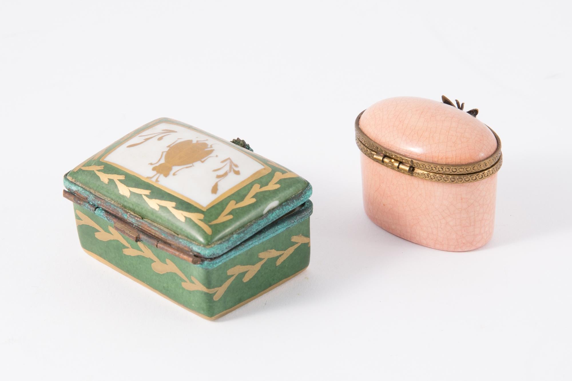 Two Porcelain Pink and Green Medicine or Pill Insect Boxes In Good Condition In Paris, FR