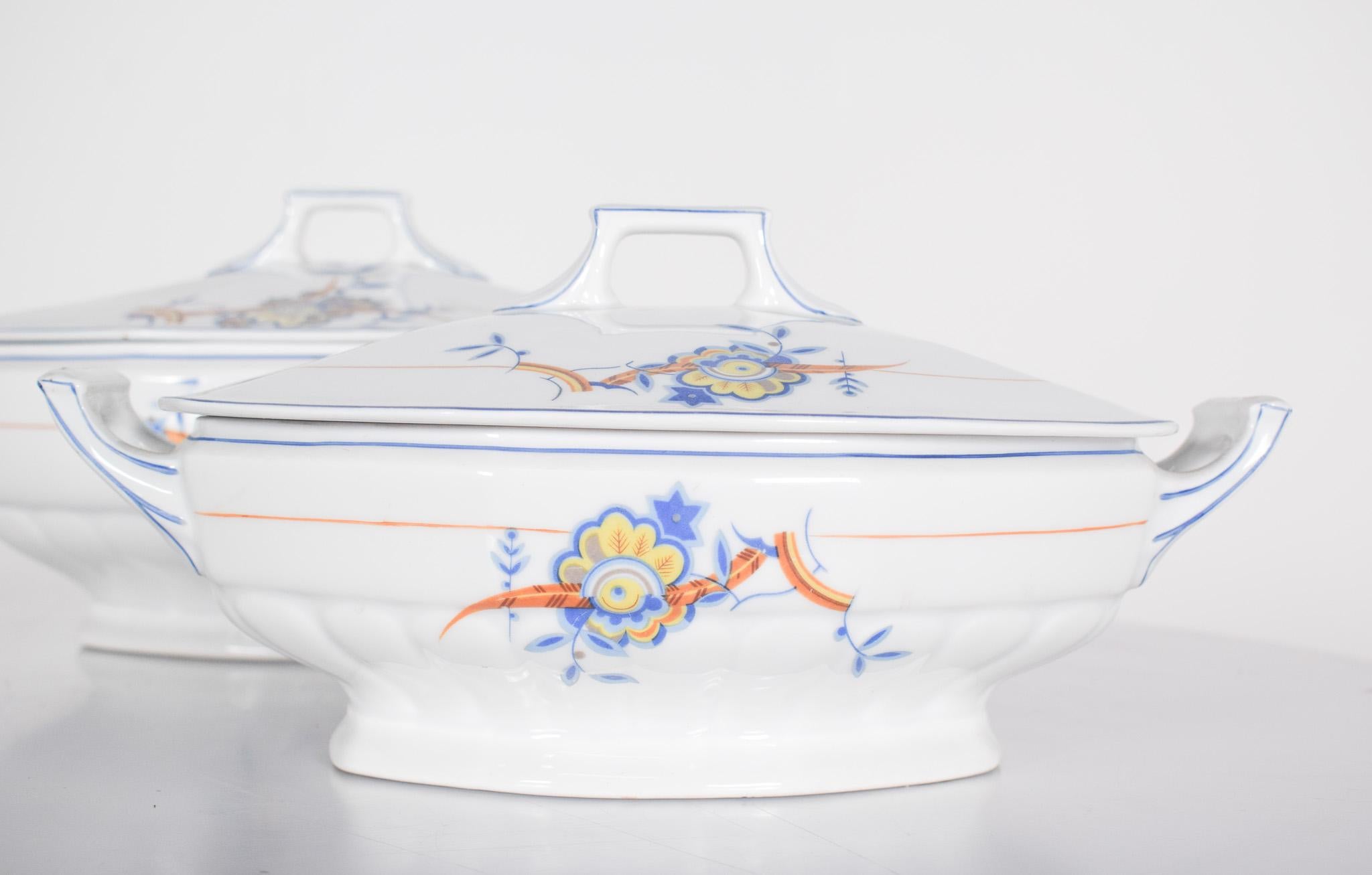 20ième siècle Deux soupières en porcelaine de Vista Alegre, Portugal en vente