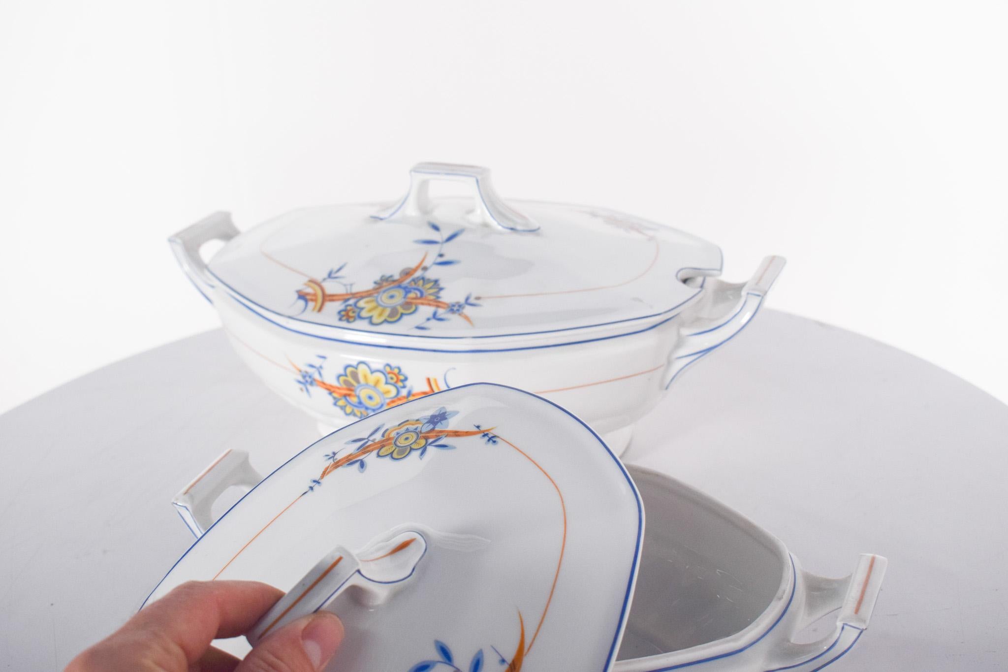Deux soupières en porcelaine de Vista Alegre, Portugal en vente 1