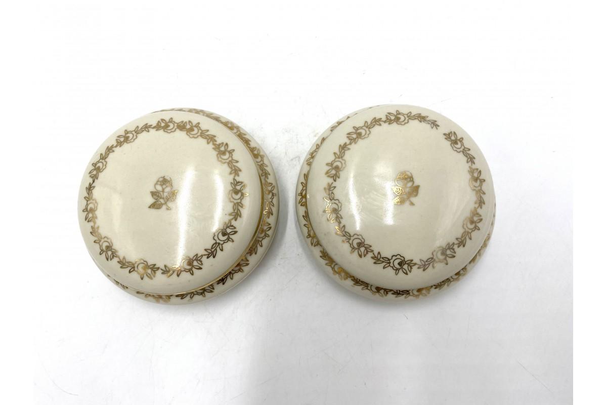 Two cream-colored caskets decorated with gilding

Signed Porcelite Chodziez

Very good condition

Measures: Height: 5cm, diameter 10cm.
