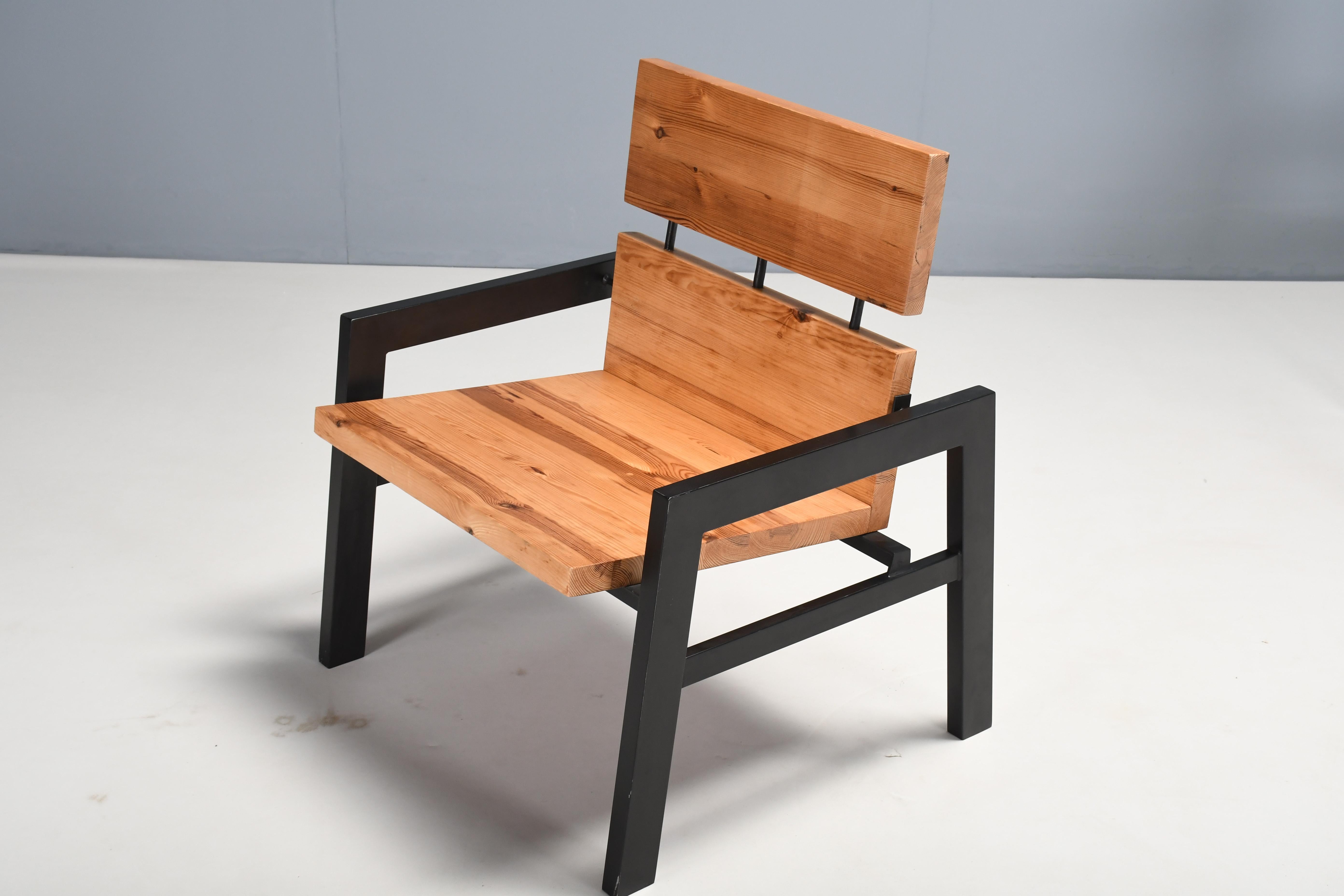 Ensemble de chaises restaurées de l'école Bossche (1946-1973). Elle provient du contenu d'un monastère du Brabant, aux Pays-Bas.

Probablement des chaises Alter.

L'école Bossche est un mouvement traditionaliste de l'architecture néerlandaise, basé