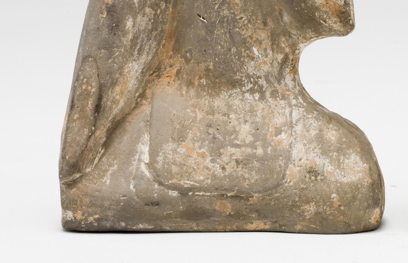 Two Pottery Kneeling Figures of Attendant, Han dynasty For Sale 1