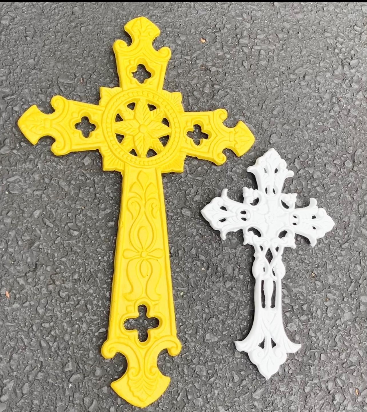 Satz mit zwei pulverbeschichteten Kruzifixen in Gelb und Weiß im Angebot 7