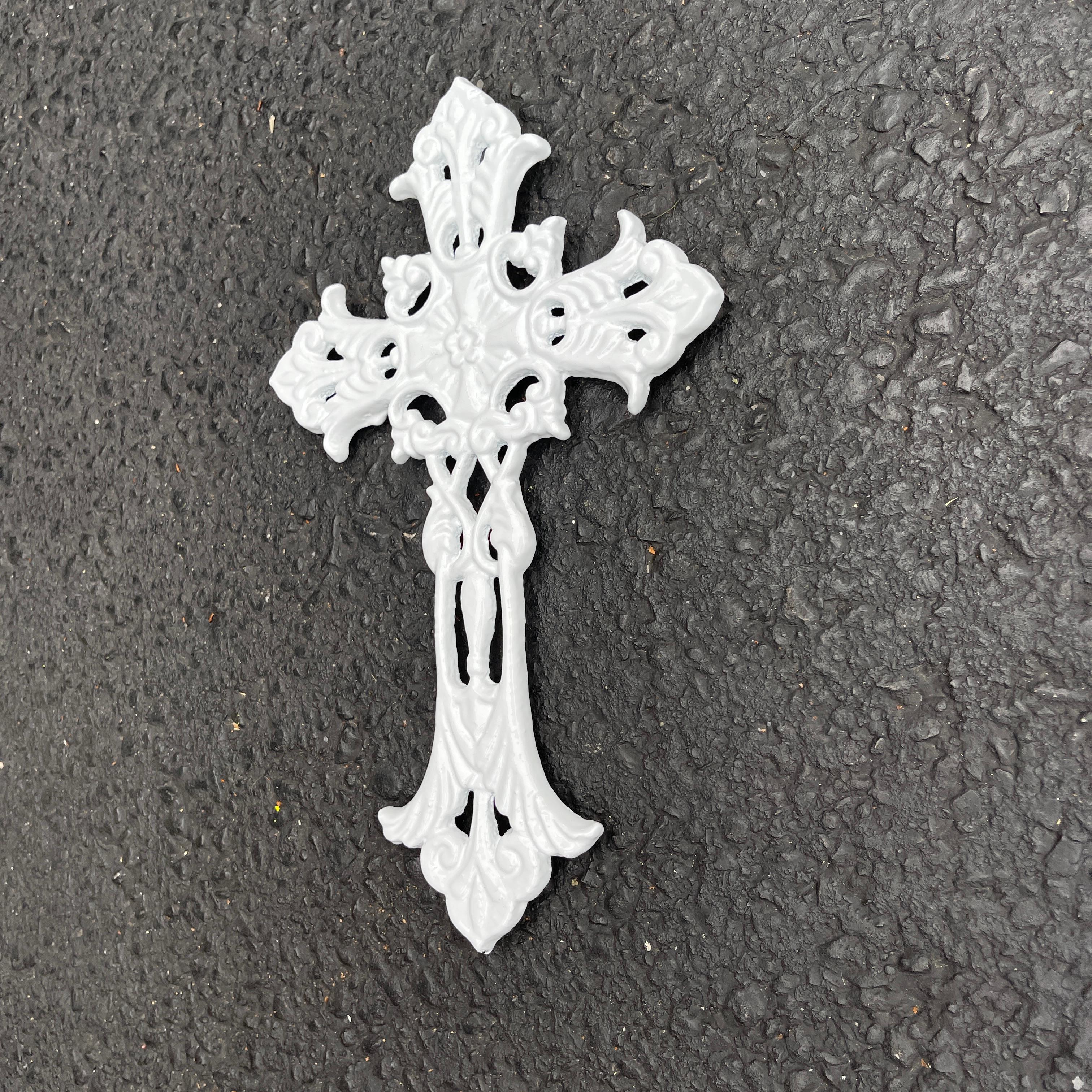 Ensemble de deux crucifixes en jaune et blanc poudré en vente 8