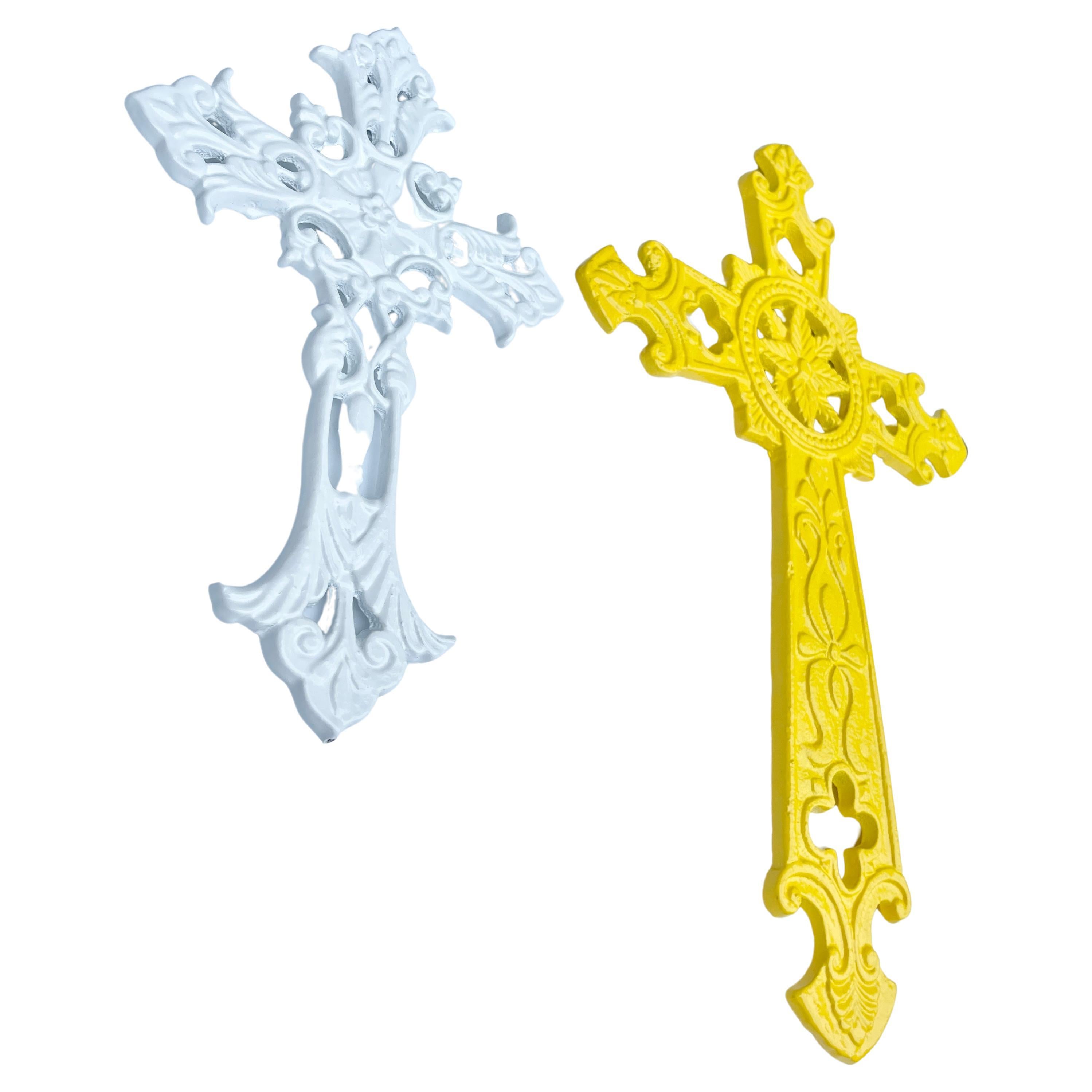 Satz mit zwei pulverbeschichteten Kruzifixen in Gelb und Weiß (Industriell) im Angebot