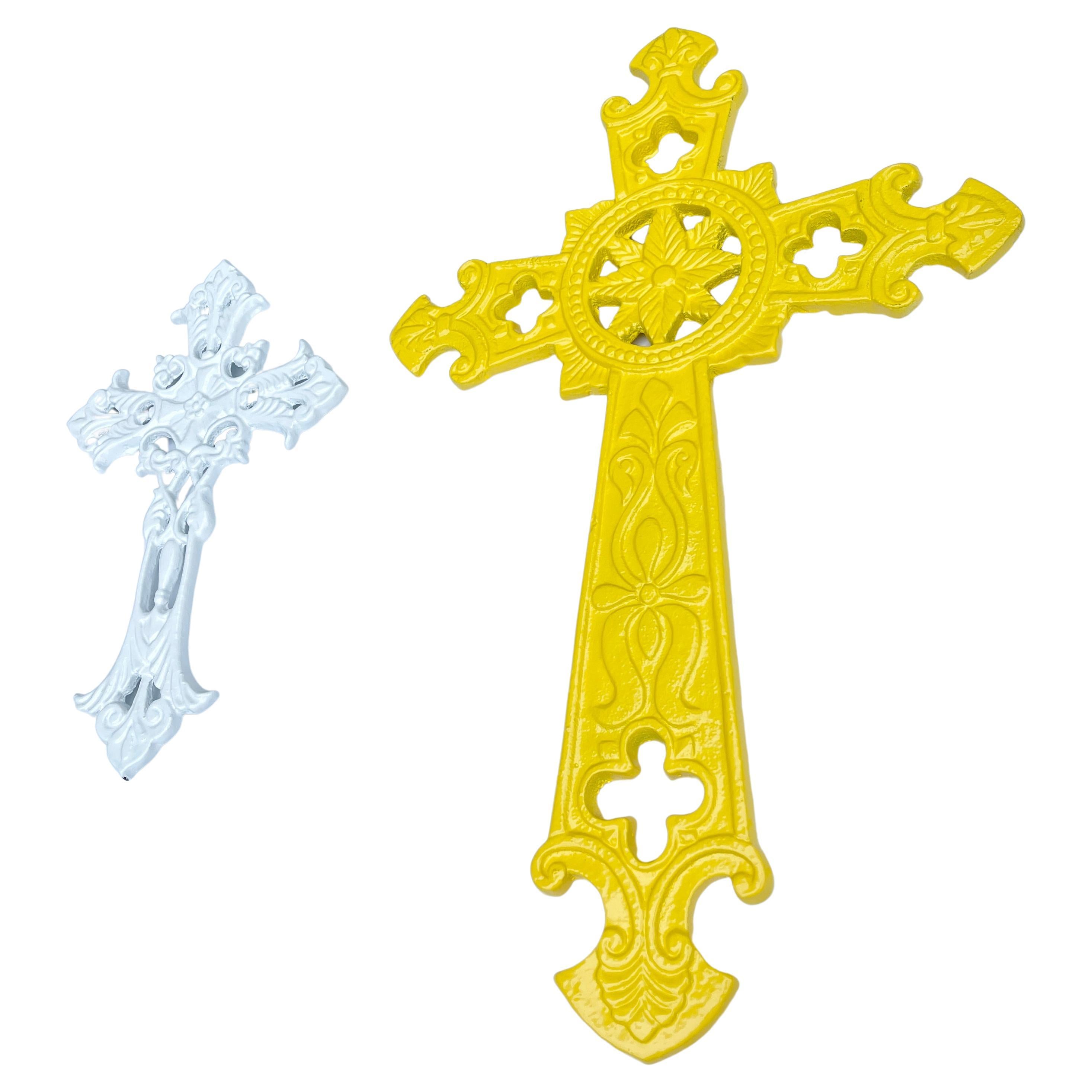 Satz mit zwei pulverbeschichteten Kruzifixen in Gelb und Weiß (amerikanisch) im Angebot