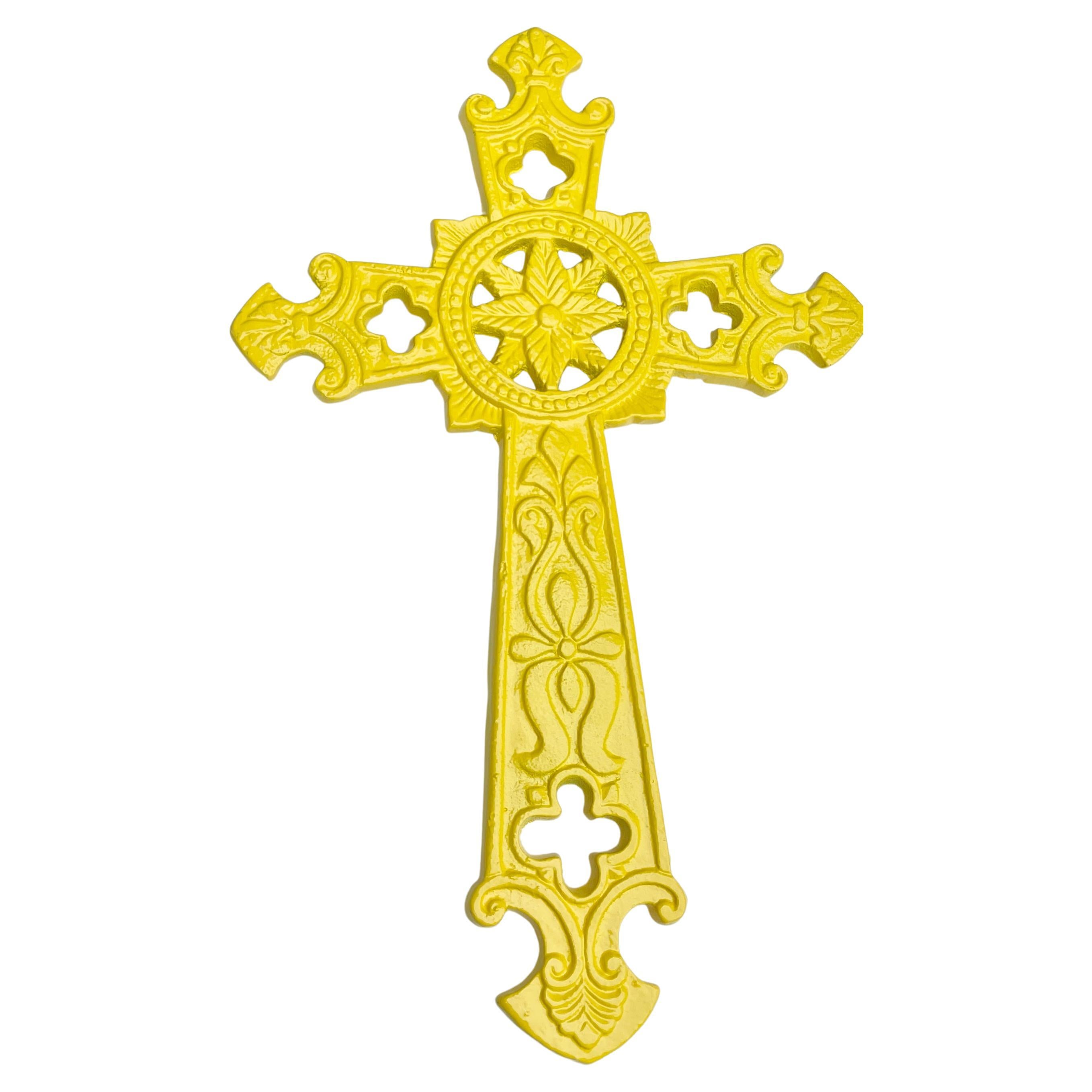 Set of Two Powder-Coated Crucifixes in Yellow and White In Good Condition For Sale In Haddonfield, NJ