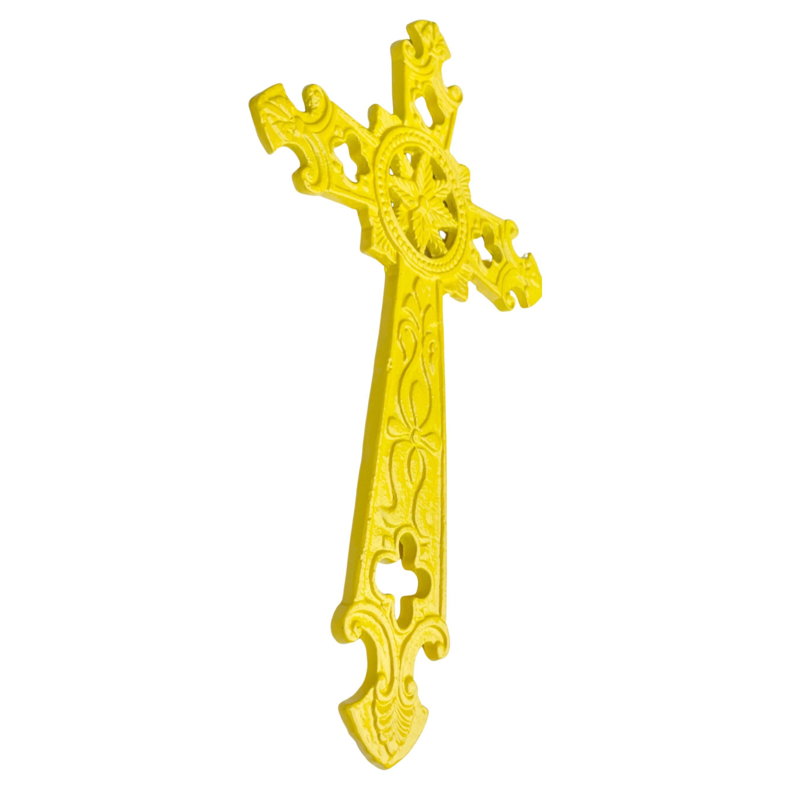 Satz mit zwei pulverbeschichteten Kruzifixen in Gelb und Weiß (20. Jahrhundert) im Angebot