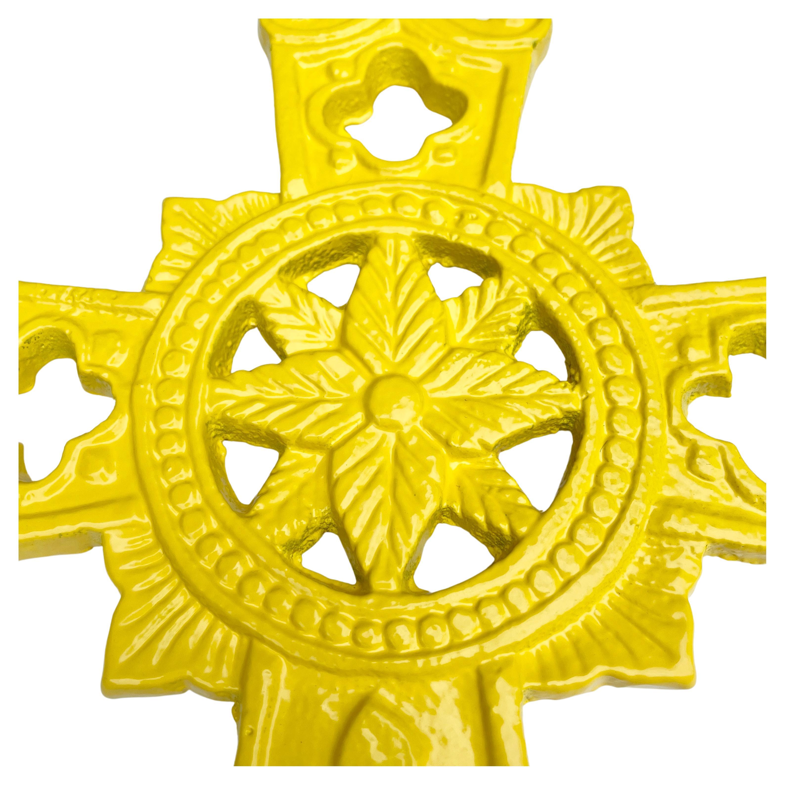Satz mit zwei pulverbeschichteten Kruzifixen in Gelb und Weiß (Eisen) im Angebot
