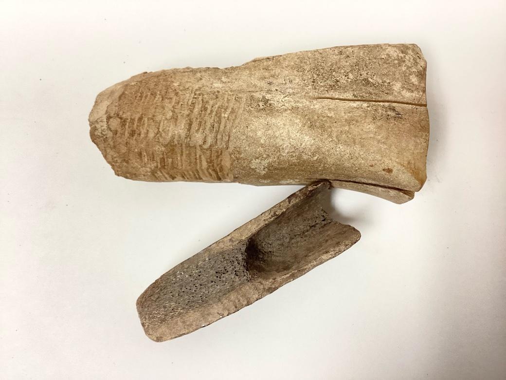 Zwei Pre Inuit Thule Kultur Knochen Werkzeug Griffe (Stammeskunst) im Angebot