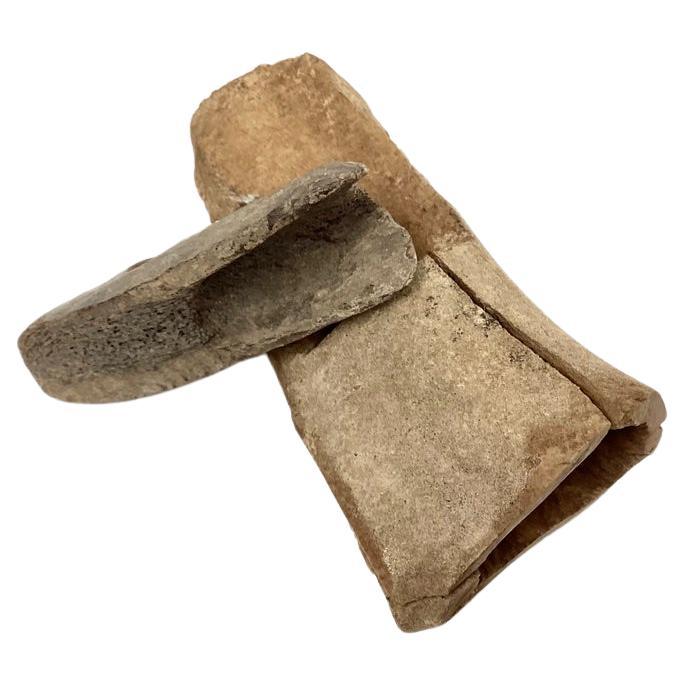 Deux manches d'outils en os de la culture Thulé pré- Inuit