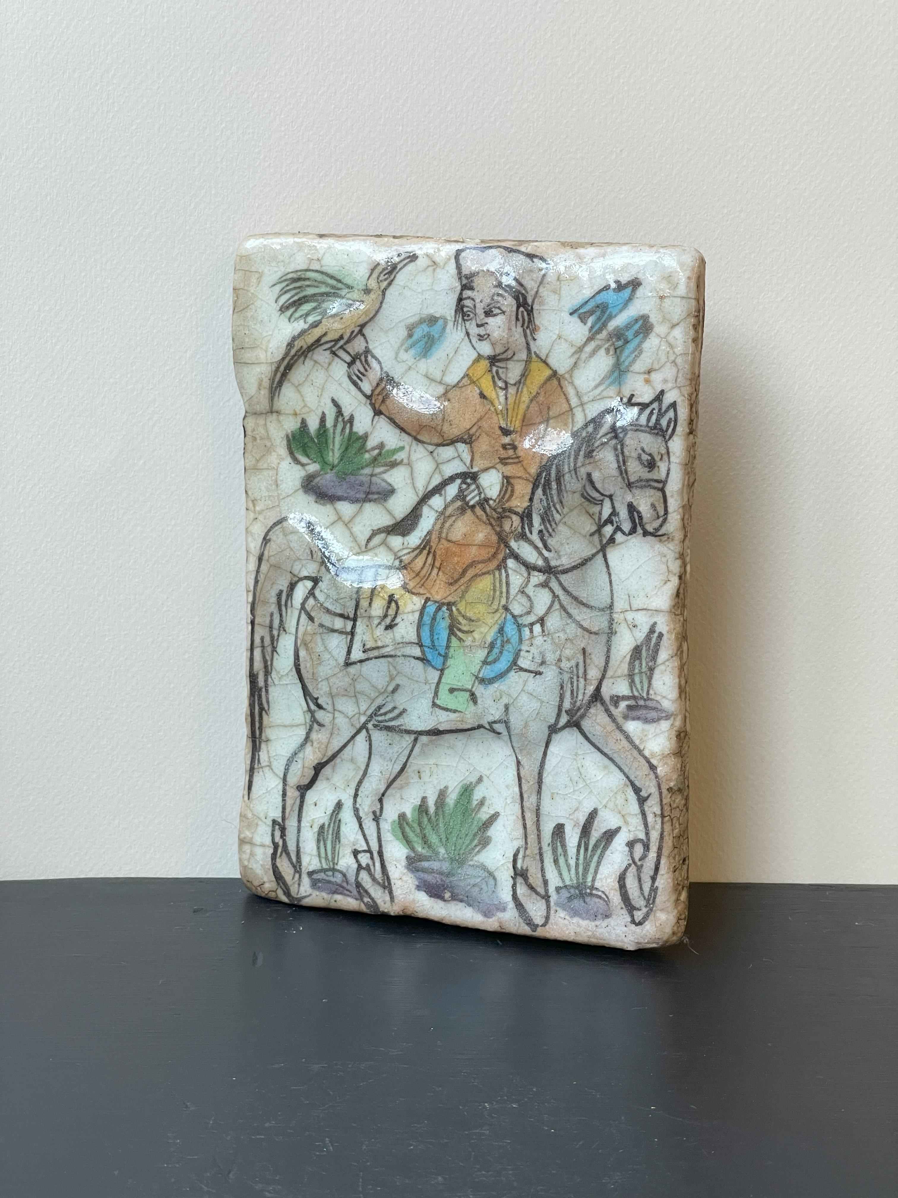 Scopri il patrimonio culturale con le nostre due piastrelle Qajar provenienti dall'Iraq: un pezzo straordinario che riflette una ricca storia e una squisita lavorazione artigianale.