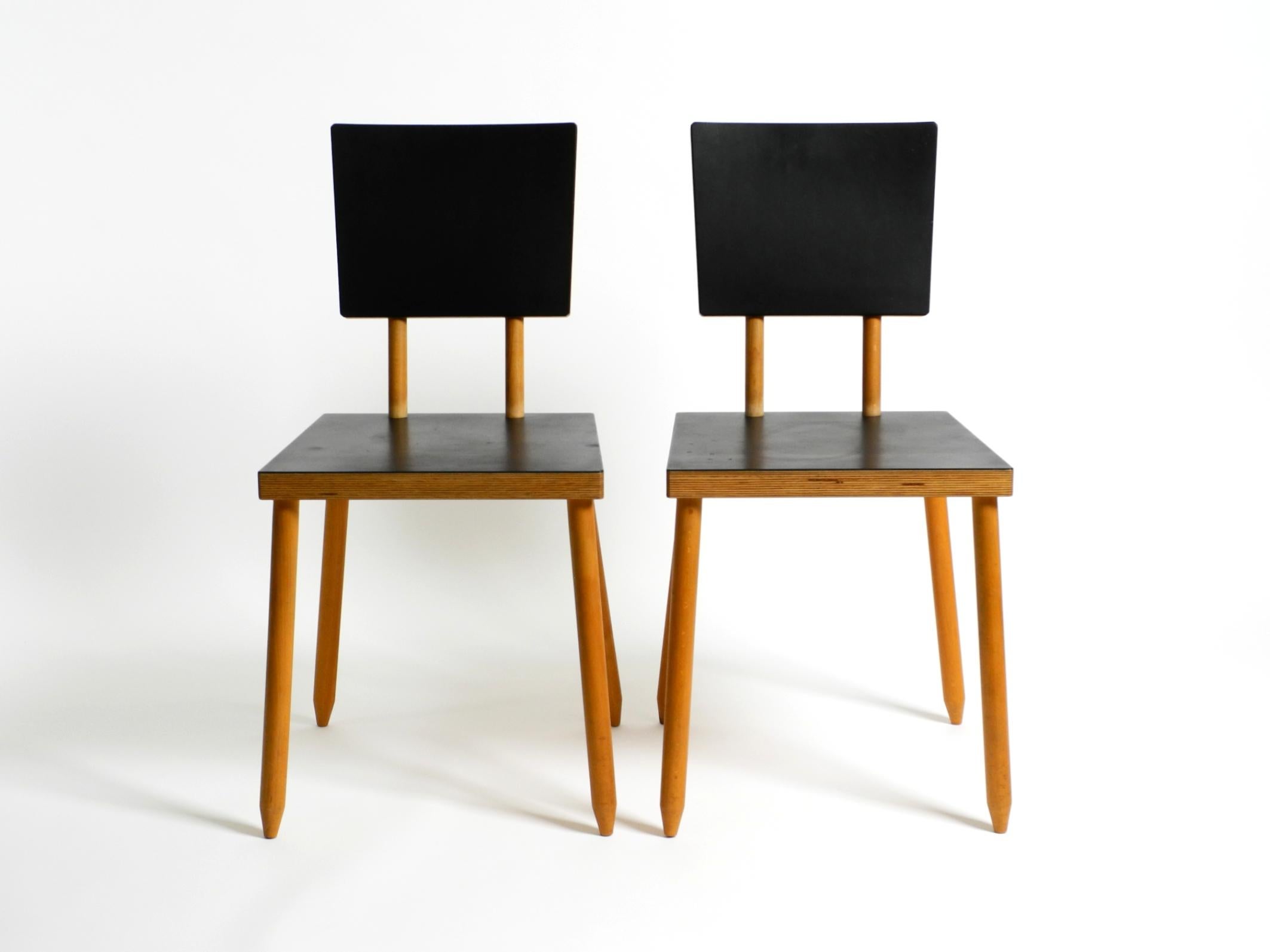 Deux rares chaises en contreplaqué d'Axel Kufus, modèle Stöck. 
Fabricant : Atoll. Fabriqué en Allemagne.
Produit de 1994 à 2000.
Construction très légère et détachable.
Les pieds et le dossier sont en hêtre massif.
L'assise et le dossier sont en