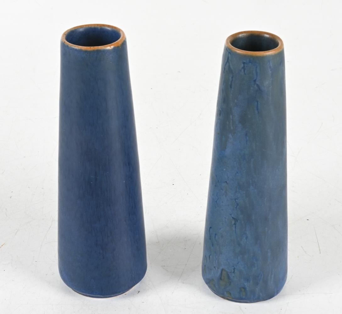 Très recherchée par les collectionneurs de poteries de studio du milieu du siècle, l'œuvre d'Ejvind Nielsen se caractérise par des formes simples et des glaçures subtiles dans des tons naturels, qui se mélangent souvent pour créer un aspect riche et