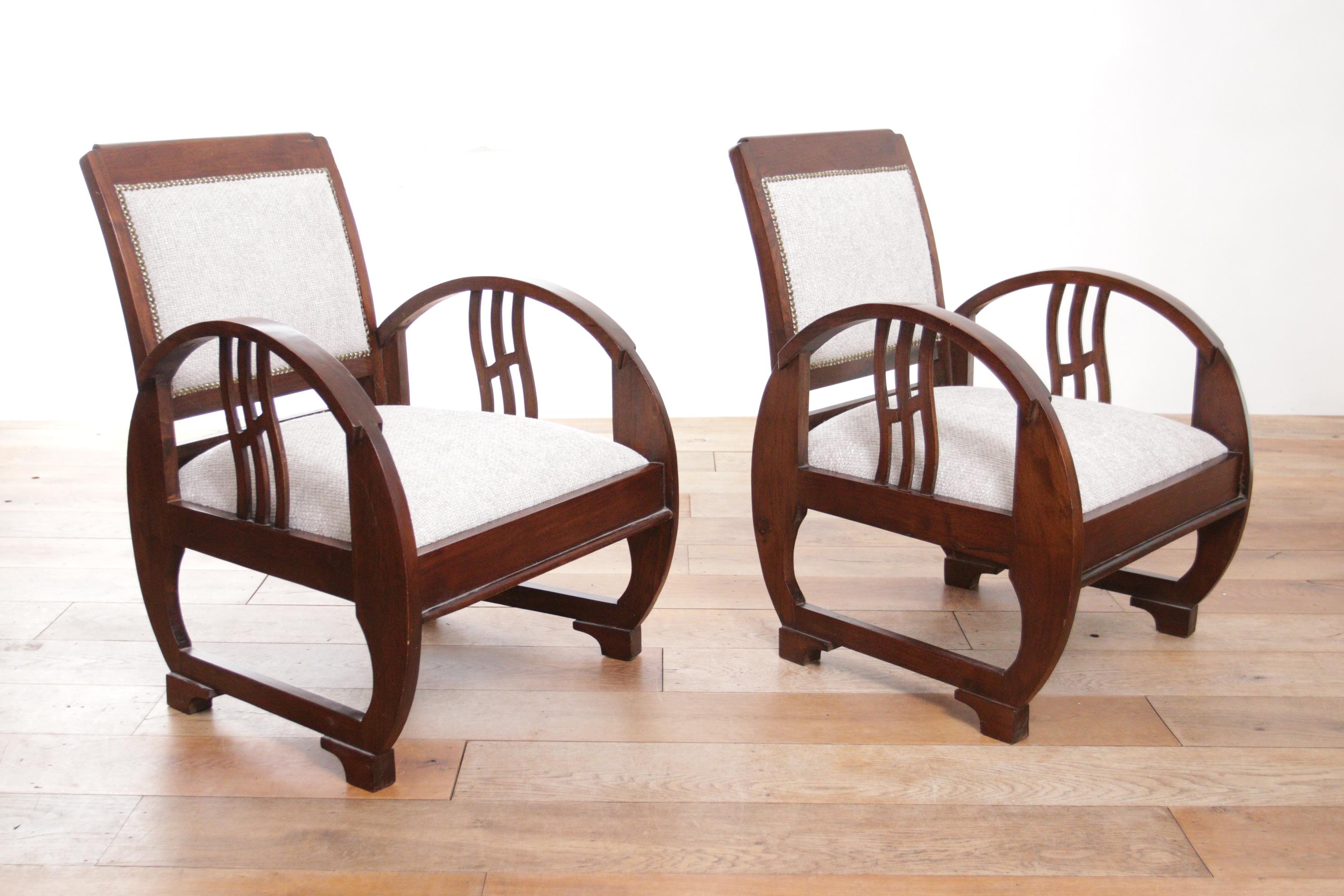 Wenn Sie auf der Suche nach einem Paar eleganter und bequemer Stühle sind, um Ihrem Wohnzimmer Charme und Stil zu verleihen, sollten Sie diese beiden exklusiven französischen Holzsessel im Art-Deco-Stil in Betracht ziehen. 
Diese Stühle wurden um