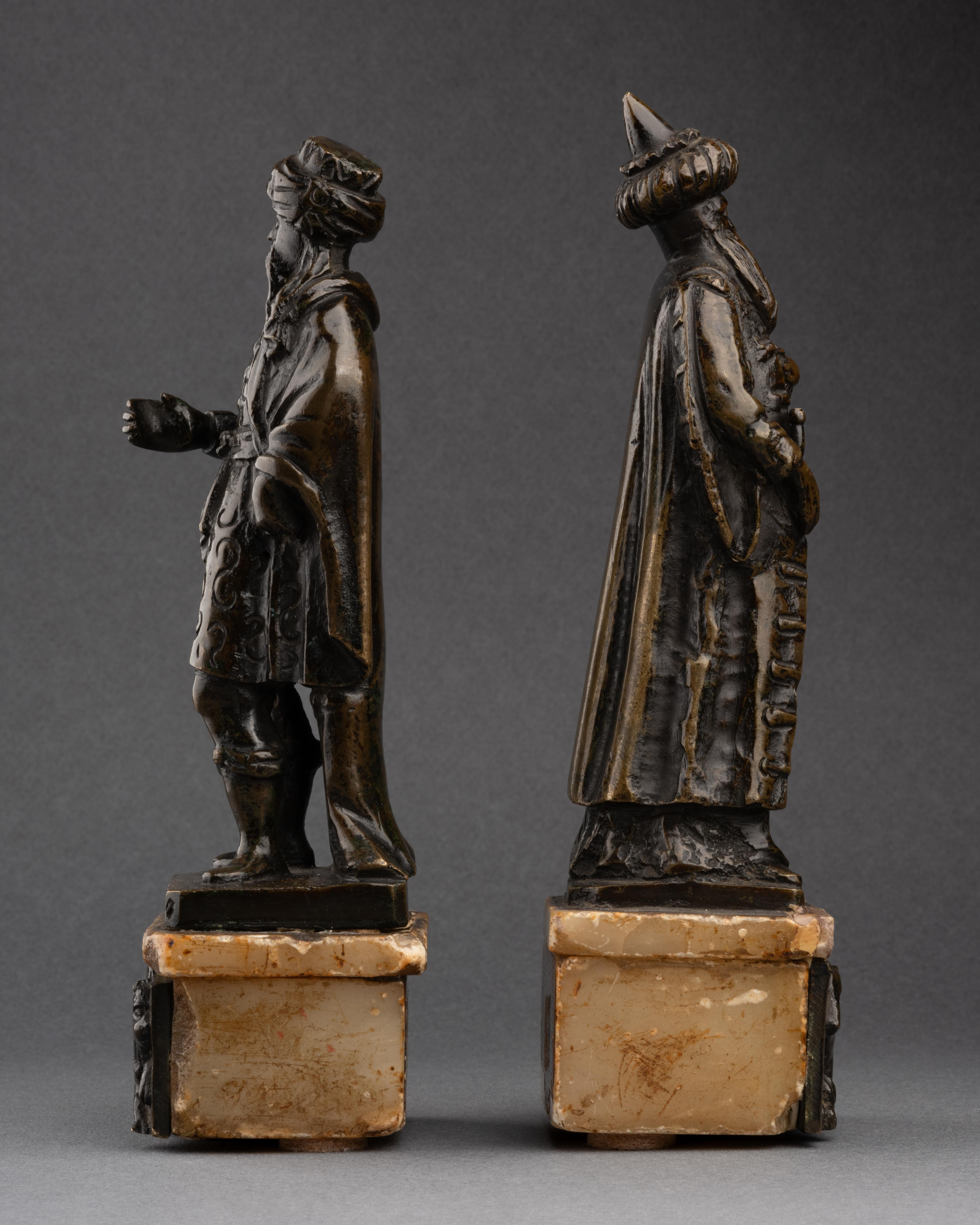 Seltene Bronzen, die zwei Figuren in türkischer Tracht darstellen
Möglicherweise Suleiman der Prächtige in zwei verschiedenen Altersstufen
Bronzen, Alabastersockel
Venedig, Anfang 17. Jahrhundert
19,5 x 6 x 5 cm

Diese beiden seltenen