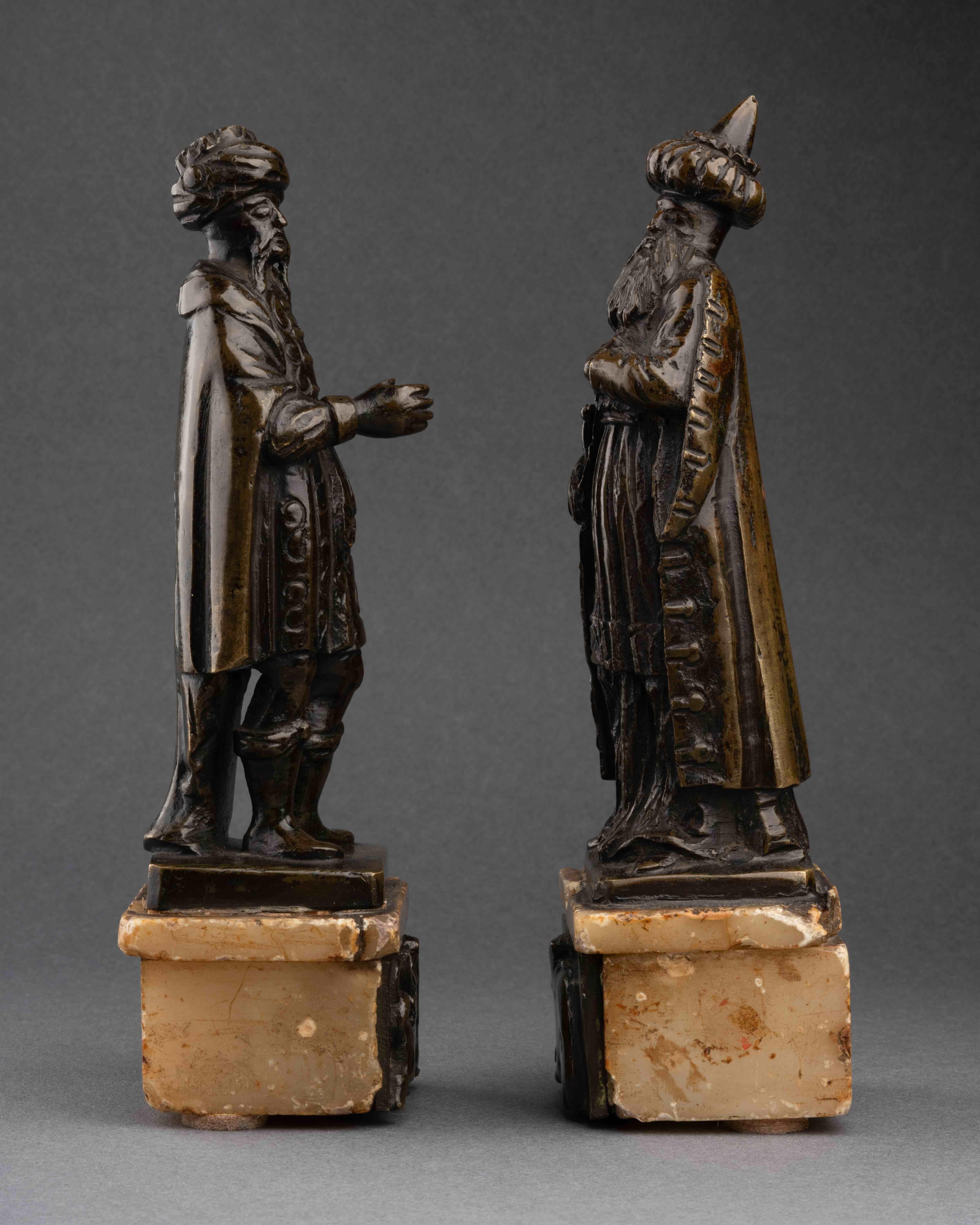 Zwei seltene Figuren in türkischer Kleidung – Venedig, frühes 17. Jahrhundert (Geschnitzt) im Angebot