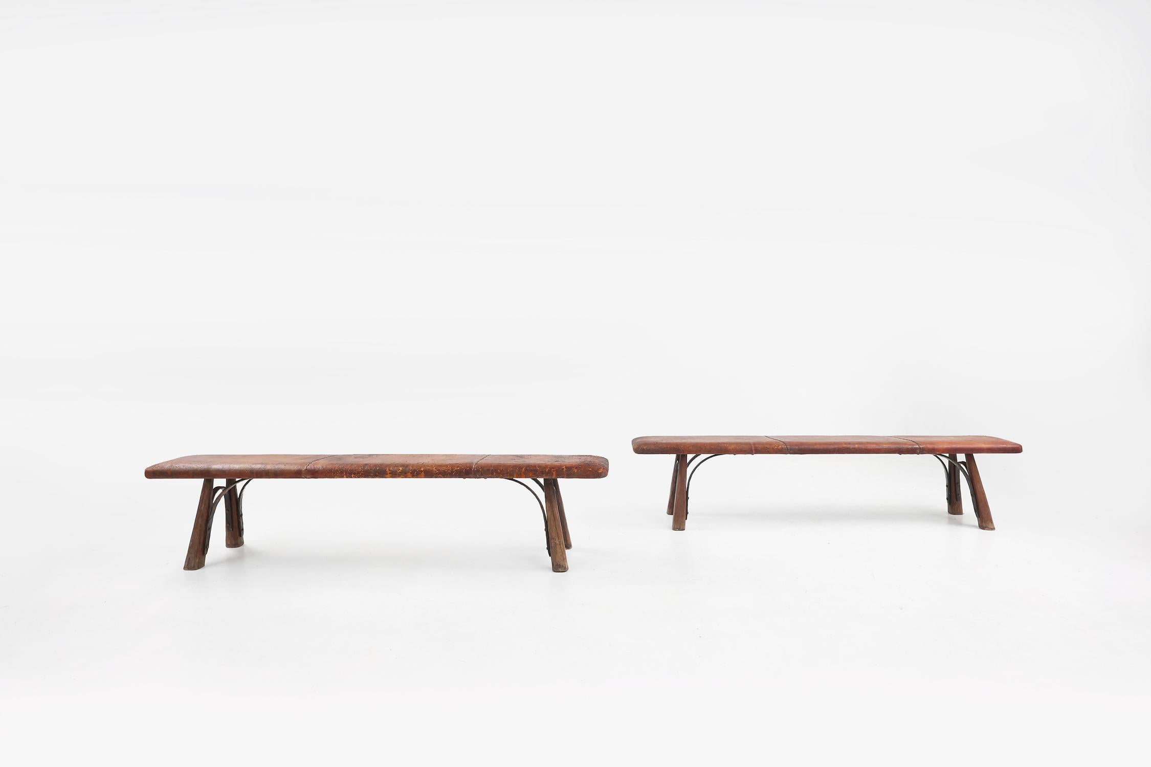Two rare industrial gym benches in oak and wrought iron with leather top In Good Condition In Meulebeke, BE